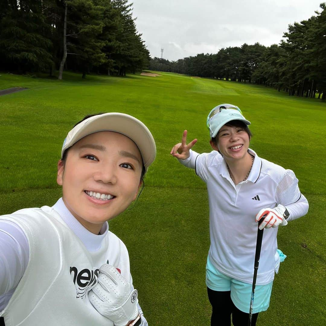 高木菜那さんのインスタグラム写真 - (高木菜那Instagram)「高木菜那ゴルフ始めました⛳️ 初めてクラブを握ってから10日目で初ラウンド🐶⭐️ 智恵さん @chiearimura がへたっぴな私に 最後まで優しく教えてくれました😭✨ 私は打って走って打って走ってでしたが、 もう智恵さん見てるだけで 初ゴルフはめちゃ楽しかったです❣️笑  うん。ここからここから。笑 伸び代しかない。まだまだ伸びるよ。笑  まず、ドライバーで前に飛ばせるように…！！ 頑張るぞーおー✊  @adidastokyo   #初ゴルフ  #腕筋肉痛  #手が絆創膏とお友達 #おてていたたい😭  #ドライバーってどうやったら遠くに飛ぶの」6月14日 19時28分 - nana.takagi