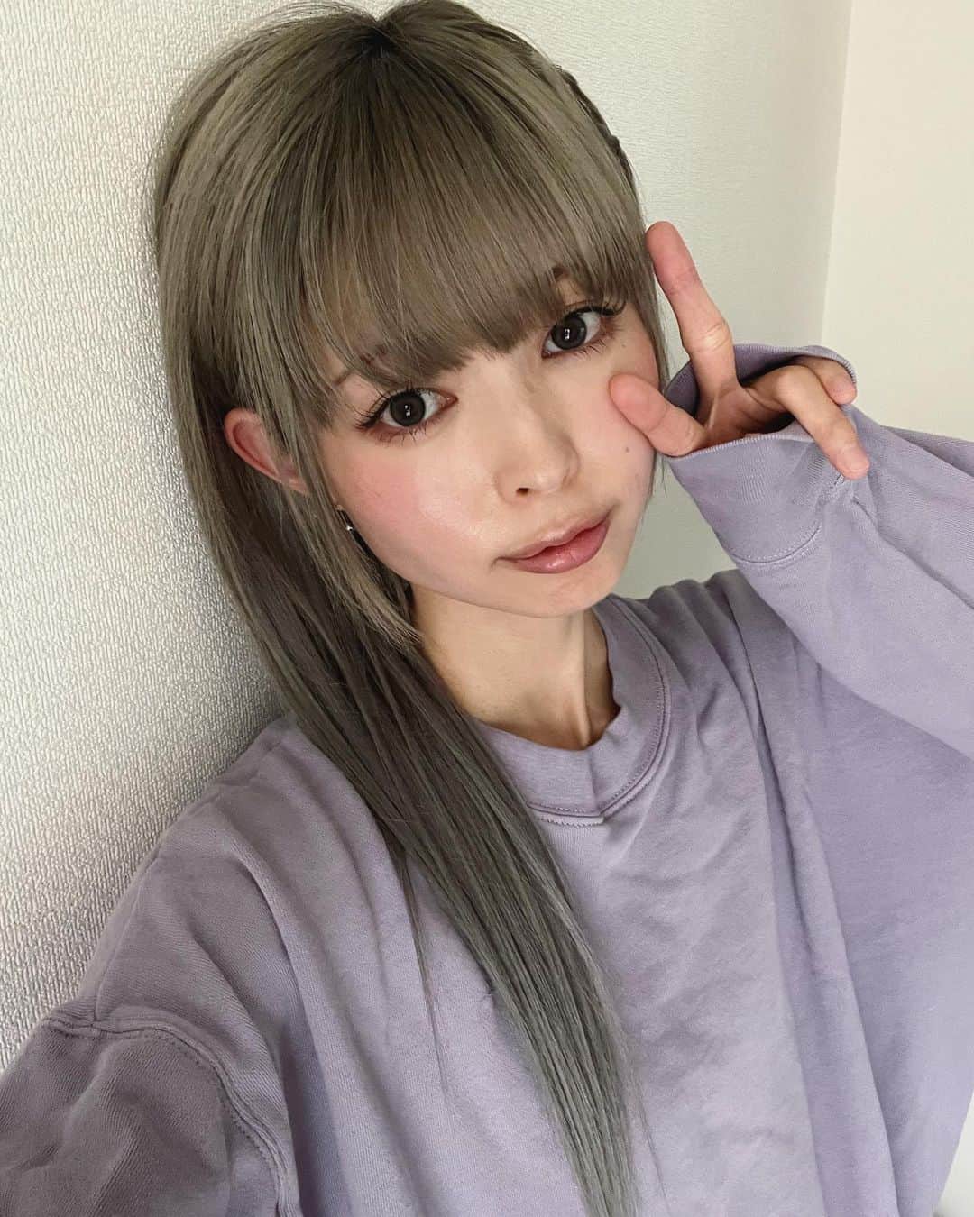 最上もがのインスタグラム：「エクステさよならしました👋(早) 編み込みのメリット:取るのがめっちゃ簡単！笑  反動でベリショにしそうです。  長年ショートにしていると ロングで可愛い子を見かけるたびに 猛烈に憧れるんだけど ドライヤーの面倒くささとか 長い髪のアレンジが下手だとか ハイトーンにしてると毛先の痛みが気になってきたり かと言って黒髪はなあ…てなったり。 肩くらいまで伸ばせてもなんかしっくりこなくて  じゃあ何がしたいの？  て自分に問うけど、それも定まってなくて。  まあ結局、自分の中ではどの自分もあまり好きになれず 仕事上髪型を変えれなくて何年も同じだったから ショートが落ち着く、て感じかも。  どんな髪型にしても 好きって言ってくれる子が好き」