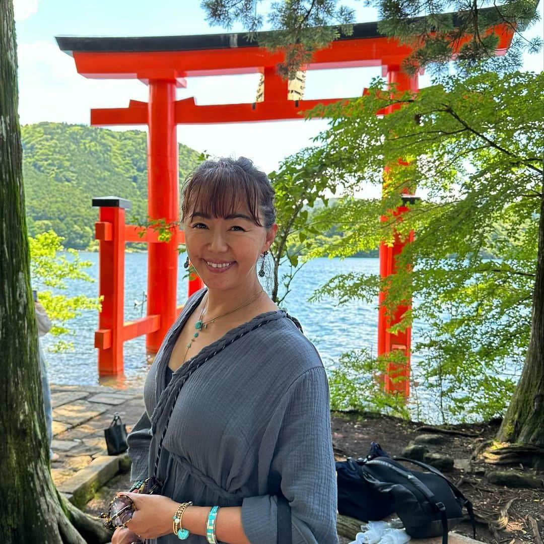 田中律子さんのインスタグラム写真 - (田中律子Instagram)「娘っ子の25歳のお誕生日🎂 私と母と3人で箱根温泉旅行♨️  25年前に娘っ子が産まれて、私はママになり、母はおばぁちゃんになり、我ら3人ともおめでとうの日❤️  箱根神社⛩️にお参りして🙏 神社境内にある、権現からめもちで、お餅と、俺のうどんに、つけ麺、御神水で淹れたコーヒー☕️をいただいて大満足✨ご馳走さまでした🙏箱根神社に行ったらオススメ☞  @red_udon_official   大涌谷は、荒れ果てた大地と白い煙が上がり、火山活動の様子を目で見て楽しんで、周りは硫黄の匂いが充満してすごいーー😵‍💫大涌谷の黒たまごも買ったよー⚫️  そしてお宿は、強羅にある雪月花別邸翠雲♨️ @betteisuiun  お部屋に露天風呂もついてて、目の前の山は、強羅の大文字焼きの大の字が見えてとっても素敵ーーーー❤️お部屋はまたアップしよーっと🙌🏼  親子3代でめちゃくちゃ楽しい旅でした😍お世話になったみなさま、ありがとうございました🙏  ガウンワンピ　@mauimarioceanjewelry 🌴  #happybirthday  #mygirl  #daughter  #箱根温泉旅行  #権現からめもち  #箱根神社  #大涌谷  #雪月花別邸翠雲  #女子旅 #親子３代」6月14日 19時29分 - ri2kotanaka