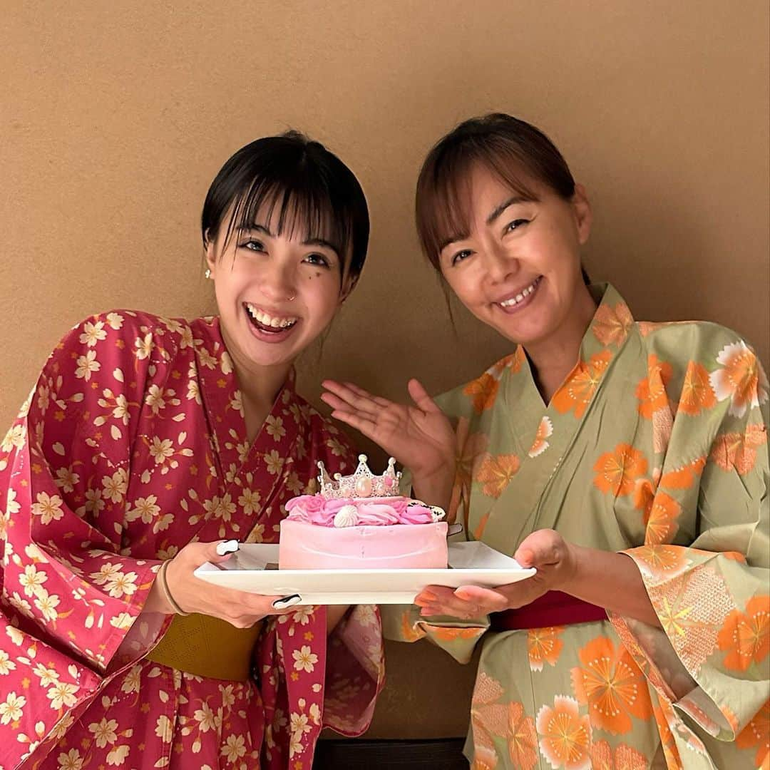 田中律子さんのインスタグラム写真 - (田中律子Instagram)「娘っ子の25歳のお誕生日🎂 私と母と3人で箱根温泉旅行♨️  25年前に娘っ子が産まれて、私はママになり、母はおばぁちゃんになり、我ら3人ともおめでとうの日❤️  箱根神社⛩️にお参りして🙏 神社境内にある、権現からめもちで、お餅と、俺のうどんに、つけ麺、御神水で淹れたコーヒー☕️をいただいて大満足✨ご馳走さまでした🙏箱根神社に行ったらオススメ☞  @red_udon_official   大涌谷は、荒れ果てた大地と白い煙が上がり、火山活動の様子を目で見て楽しんで、周りは硫黄の匂いが充満してすごいーー😵‍💫大涌谷の黒たまごも買ったよー⚫️  そしてお宿は、強羅にある雪月花別邸翠雲♨️ @betteisuiun  お部屋に露天風呂もついてて、目の前の山は、強羅の大文字焼きの大の字が見えてとっても素敵ーーーー❤️お部屋はまたアップしよーっと🙌🏼  親子3代でめちゃくちゃ楽しい旅でした😍お世話になったみなさま、ありがとうございました🙏  ガウンワンピ　@mauimarioceanjewelry 🌴  #happybirthday  #mygirl  #daughter  #箱根温泉旅行  #権現からめもち  #箱根神社  #大涌谷  #雪月花別邸翠雲  #女子旅 #親子３代」6月14日 19時29分 - ri2kotanaka