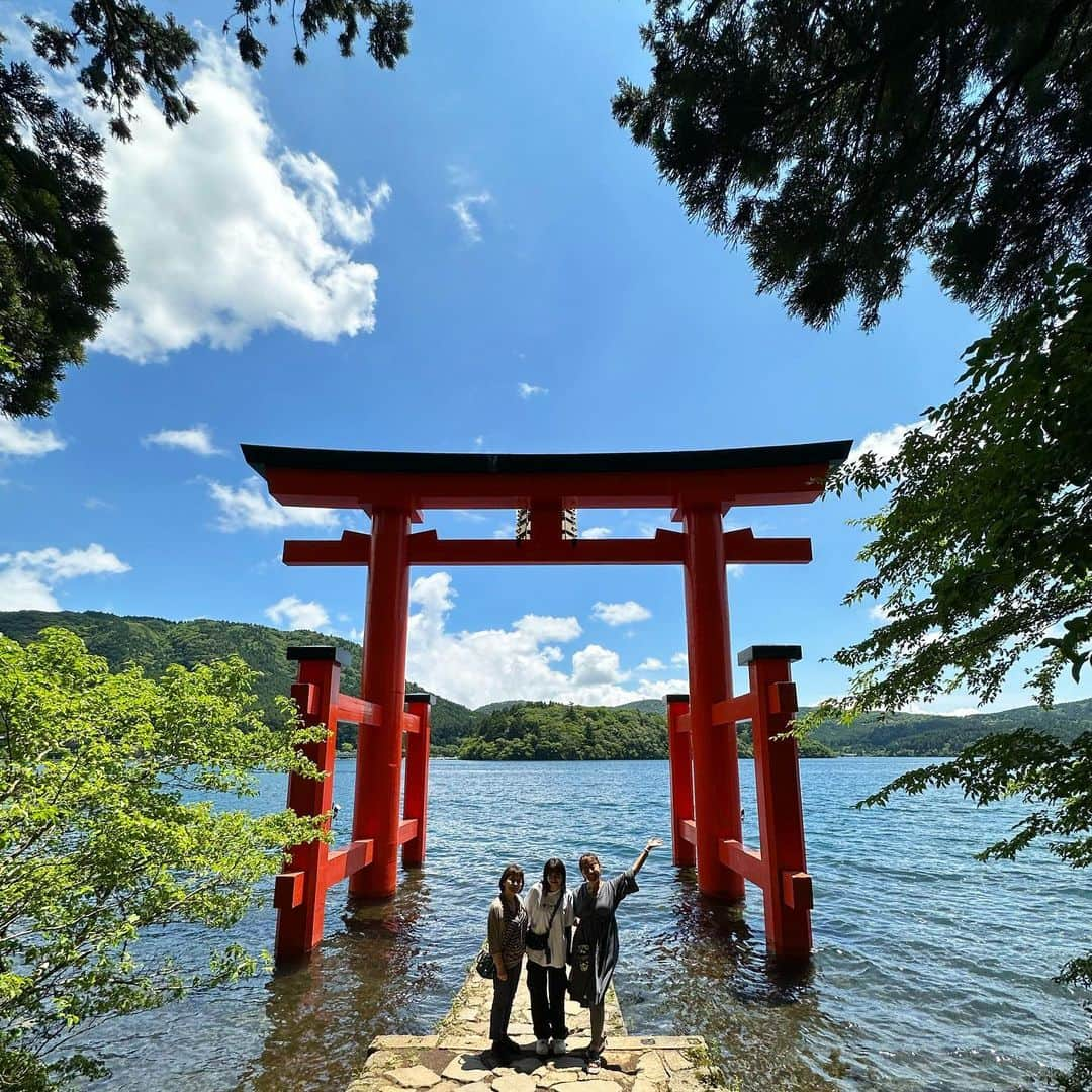 田中律子さんのインスタグラム写真 - (田中律子Instagram)「娘っ子の25歳のお誕生日🎂 私と母と3人で箱根温泉旅行♨️  25年前に娘っ子が産まれて、私はママになり、母はおばぁちゃんになり、我ら3人ともおめでとうの日❤️  箱根神社⛩️にお参りして🙏 神社境内にある、権現からめもちで、お餅と、俺のうどんに、つけ麺、御神水で淹れたコーヒー☕️をいただいて大満足✨ご馳走さまでした🙏箱根神社に行ったらオススメ☞  @red_udon_official   大涌谷は、荒れ果てた大地と白い煙が上がり、火山活動の様子を目で見て楽しんで、周りは硫黄の匂いが充満してすごいーー😵‍💫大涌谷の黒たまごも買ったよー⚫️  そしてお宿は、強羅にある雪月花別邸翠雲♨️ @betteisuiun  お部屋に露天風呂もついてて、目の前の山は、強羅の大文字焼きの大の字が見えてとっても素敵ーーーー❤️お部屋はまたアップしよーっと🙌🏼  親子3代でめちゃくちゃ楽しい旅でした😍お世話になったみなさま、ありがとうございました🙏  ガウンワンピ　@mauimarioceanjewelry 🌴  #happybirthday  #mygirl  #daughter  #箱根温泉旅行  #権現からめもち  #箱根神社  #大涌谷  #雪月花別邸翠雲  #女子旅 #親子３代」6月14日 19時29分 - ri2kotanaka