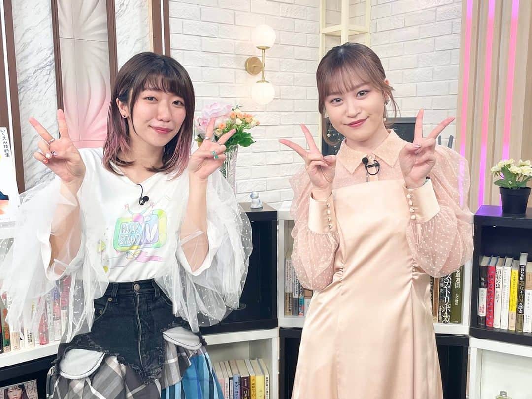 ぱいぱいでか美のインスタグラム：「🩵新沼希空さん🩵 . BS12で毎週火曜に放送中の『BOOKSTAND.TV』に 新沼希空さんが来てくださいましたー！ やったーーーーーーーー！！！！！！！ 新沼希空さんが大好きな「和の文化」のお話や 本の番組なのでおすすめの本の話も！ 番組公式YouTubeに期間限定でアーカイブありますのでご覧ください！ 未公開含めて公開中なので放送見てくださった方もぜひ！  最近出てくださったゲストさん ヴァイオリニスト🎻Ayasaさん スタディーサプリ講師👨‍🏫伊藤賀一さん YouTube限定ゲスト 芸人⭐️わらふぢなるおさん 文筆家🖋️ひらりささん みなさんアーカイブあります！あわせて是非！  あー可愛かった。すきです。 可愛いだけじゃなくてちょっと変なとこ好きです！！！！🩵 . #新沼希空 さん #つばきファクトリー #BOOKSTANDTV #でか美ちゃん」