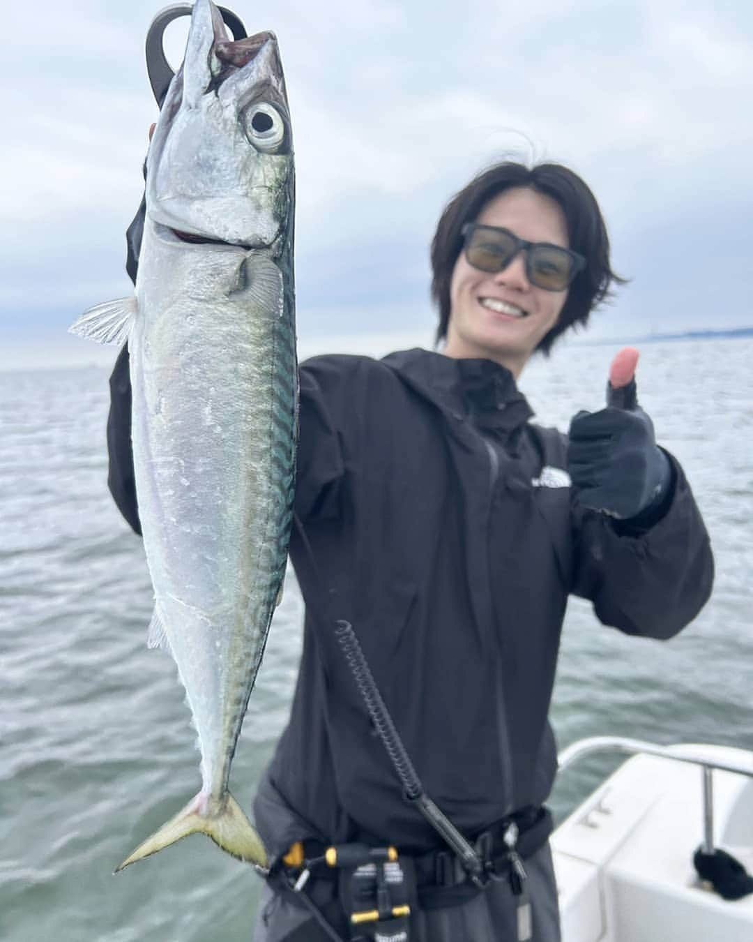 外山将平さんのインスタグラム写真 - (外山将平Instagram)「先日のアンリミテッドさんでの釣果。　　　　　　 SABA🐟　　　　　　　　　　　　　　　　　　　 東京湾も少し沖にでると赤潮の影響も回避でき、回遊魚に出会えます。　　　　　　　　　 　　　　　　　　　　　　　　　　　　　　　 何かと活躍するのはブレードルアー。　　　　　 各メーカーそれぞれの良さがあるので、パターンに当てはめてみてください！　　　　　 メタルシャルダスは特にオススメ🎣　　　　　　　　　　　　　　　　　　　　　　 　　　　　　　　　　　　 【TACKL EDATA】　　　　　　　　　　　 ROD： GRANDAGE NAVAL SEAFARER S76M REEL：20TWIN POWER 4000XG LINE：シーバスPE パワーゲーム1号(東レ) LEADER：ショックリーダー スムーズロックプラス5号22lb(東レ)　　　　　　　　　　　　　　　　　　　　　 　　　　　　　　　　　　　　　　　　　　　　　　 #BlueBlue #アングラーズマイスター　　　　　　　　　　　　　　　　　　　　　　　　　　　　　　　 #TOKYO #STUDIOOCEANMARK　　　　　　　　　　　　　　　　　　 #钓鱼 #每日穿搭　　 　　　　　　　　　　　　　　　　　　　 　　　　　　　　　　　　　　　　　　　　　　　　　 　　　　　　　　　　　　　　　　　　　　　  ◆釣りにかかわらず､出たゴミは持ち帰りましょう！ 一人一人の意識で自然は守れます。 釣り場､自然を大切に🐟　　　　　　　　　　　　　　　　  ◆キャスト時は必ず後方確認をして ルアーや針が歩行者､同行者に当たらないようにしましょう。　　　　 　　　　　　　　　　　　　　　　　　　　　　　　　　　　　　 ◆釣り際はライフジャケット着用をお願い致します。　　　　　　　 命を守りましょう！　　　　　　　　　　　　 　　　　　　　　　　　　　　　　　　　　　 ◆YouTube⇩(始めました！チャンネル登録お願いします😊) https://youtube.com/channel/UC07x3DbJCNv_gAFvAjaWQMQ　　　　　　　 　　　　　　　　　　　　　　　　　　　　　  ◆アングラーズ↓🎣 将平(syohei) https://anglers.jp/users/530231 こちらもチェックお願い致します🐟　　　　　　　  ◆Twitter↓ https://mobile.twitter.com/syohei_1108 こちらもフォロー宜しくお願い致します！🙇‍♂　　　　　 　　　　　　　　　　　　　　　　　　　　　　　　　　　　　　　　　　　　　　　　　　　　　　　　　　　　　　　　　　　　　　　　　　 　　　　　　　　　　　　　　　　　　　　　　　　　　　　 #今日の外山 #俳優 #外山将平  #釣り好きな人と繋がりたい #釣りスタグラム #シーバス #東京湾奥 #釣りの成長記録 #釣りで人生を豊かに  #fishing #lure #bass #catchandrelease #fish #fishinglife #bigfish #lunker #angling #instafish  #bassfishing #seabass」6月14日 19時31分 - syohei_toyama