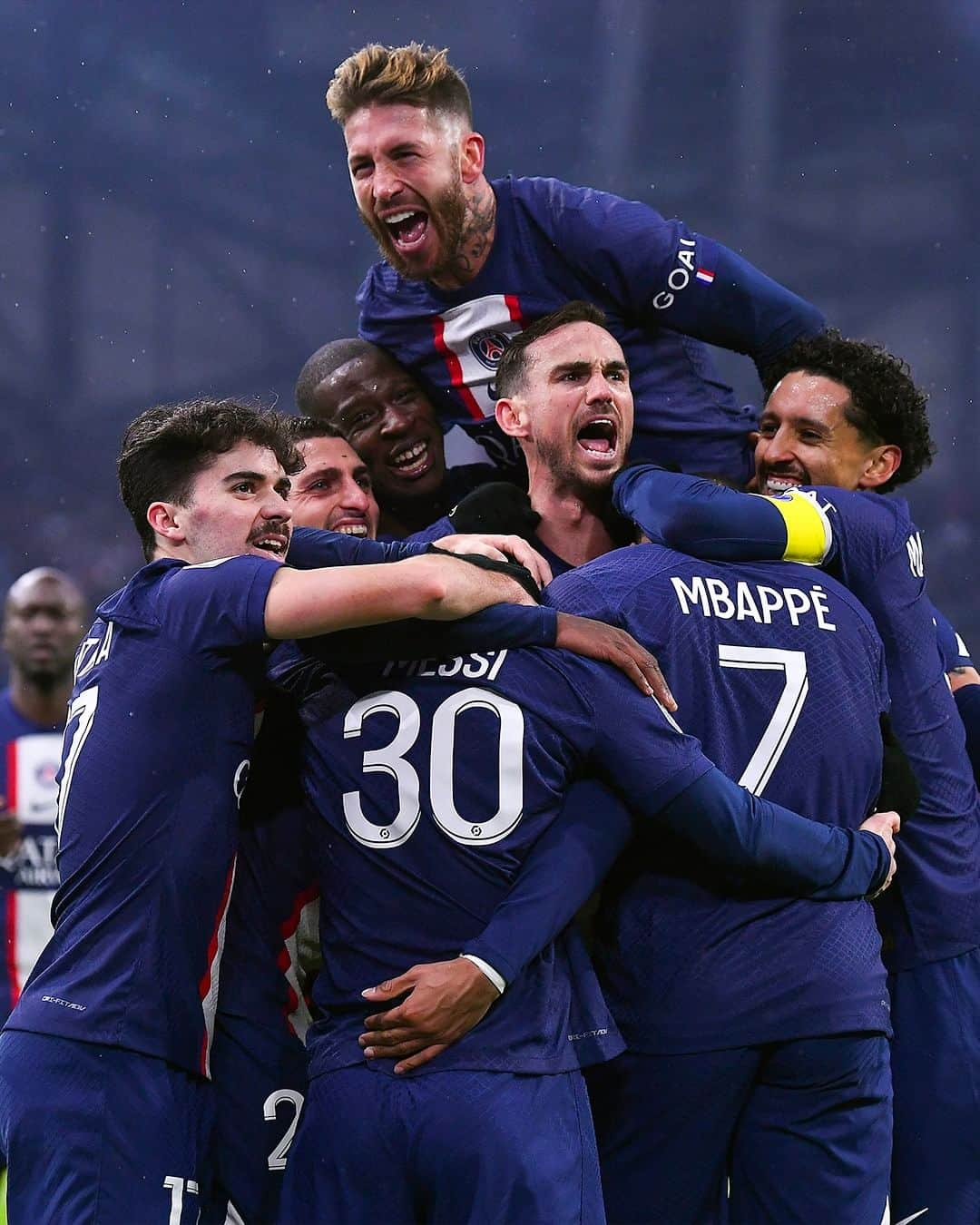 パリ・サンジェルマンFCさんのインスタグラム写真 - (パリ・サンジェルマンFCInstagram)「🏆 #HistoryIsMadeInParis   A historic 1️⃣1️⃣th title season in photos. 🔙📸 La saison d'un 1️⃣1️⃣ème titre historique en photos. 🔙📸  #ÁnimoSergioRico」6月14日 19時48分 - psg