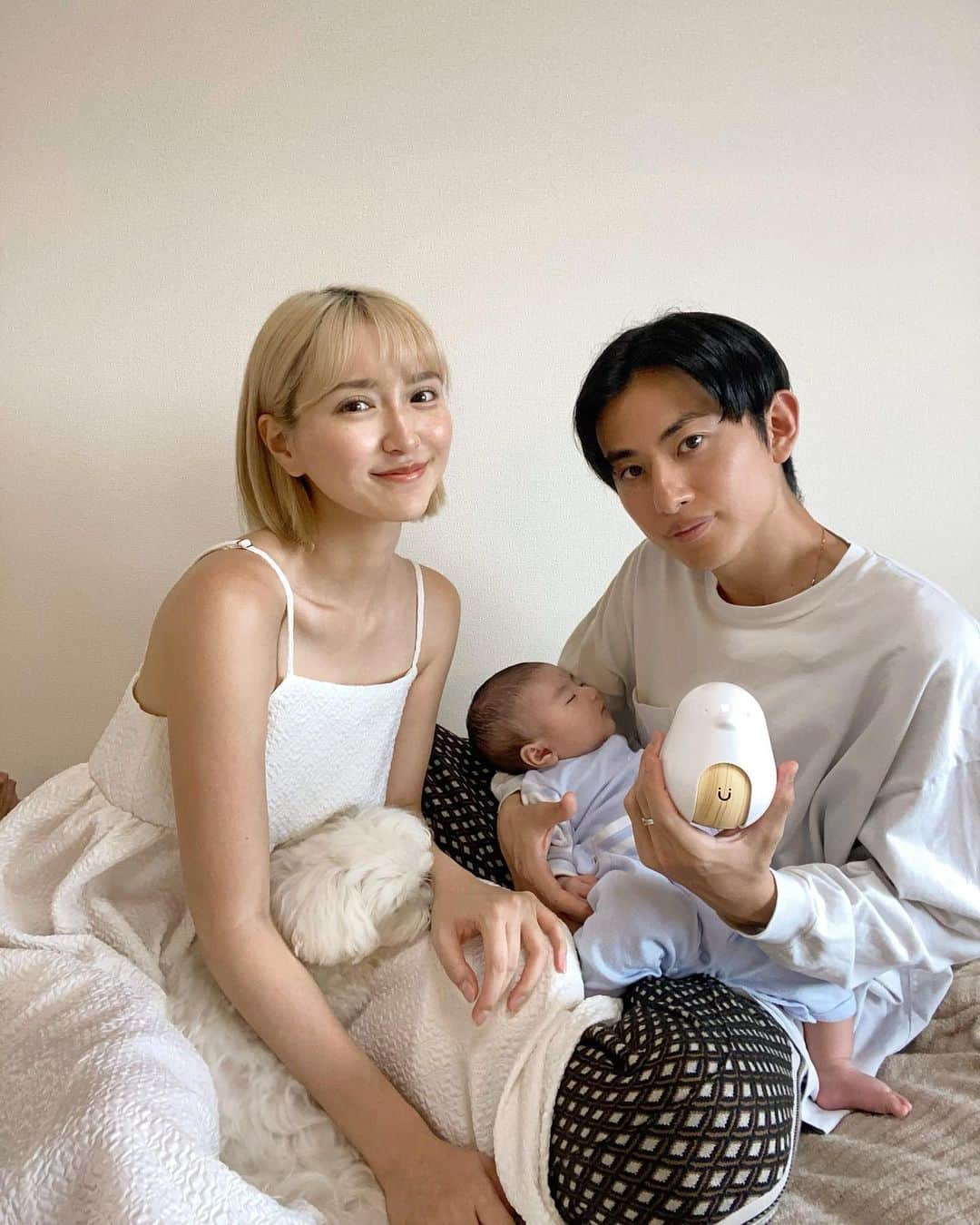 カナさんのインスタグラム写真 - (カナInstagram)「👶🏻PR・クーポンコードあり🪽  人生で初めての赤ちゃんとの生活が始まって  泣いてないかな？ 顔にお布団かかってないかな？ 吐き戻してないかな？ 息してるかな？  いつ何時も、つきっきりで見ていられないと 心配や不安でいっぱいになっちゃって🤯 産後、毎日気が気じゃありませんでした😭  そんな気持ちを和らげて支えてくれたのが CuboAi です🐣  スマホで瞬時に赤ちゃんの状態を知ることができて 赤ちゃんの危険を感知したら通知してくれるのが 主体の機能のベビーモニターだよ👀  スマホ8台まで繋げられるので 旦那さんも仕事先から見てくれてるみたい☀️ 双方向通話機能で、赤ちゃんに声掛けしたり🧑🏻 離れているときも、すぐに会えたような気持ちになれて、とても嬉しそう😆  わたしも睡眠時間や自分時間を増やすことができるようになって 心にも余裕ができたり優しくなれたりして みんなHAPPYになったよ🫶🏻  危険感知アラートはもちろん、 室温や湿度が高すぎる・低すぎるときに教えてくれたり 睡眠時間を分析してくれたり🌙  録画機能付きで 見てないときのとっておきの 写真や動画を記録してくれるのも可愛くて最高だよ！🥹  モニターは高性能、高画質で 明るいときはもちろん、真っ暗な状態でも 表情がわかるくらい映像が綺麗✨  色んな機能を通して 赤ちゃんのことをより知ることができたし 赤ちゃんの愛おしさを感じる機会をより増やしてくれました！ 最高にスマートなベビーシッターだね🤭🌈  心を楽に、幸せな気持ちにしてくれる、 本当におすすめしたいベビーグッズだよ🥰 (気になる方は @cuboai_japan  を見てみてくださいね）  クーポンコード:KANA2023 (フォロワー様専用の1500円 割引クーポンコード、公式サイトにてのみ有効) URL  https://bit.ly/423t4uj とってもお得なのでぜひ使ってね🌷 プレゼントにも喜ばれると思います🎁  子育てをする パパ、ママの心配や不安が少しでも減り、 心が楽に、明るく、なりますように。  上手く肩の力を抜いて、笑顔で子育てを楽しんでいこうね❤️  #cuboaiスマートベビーモニター #cuboai赤ちゃんねんね見守りセット #cuboaiベビーセンサーパッド #cuboaiのある生活 #cuboai #男の子ママ #新生児 #新米ママ」6月14日 19時42分 - _kana627_