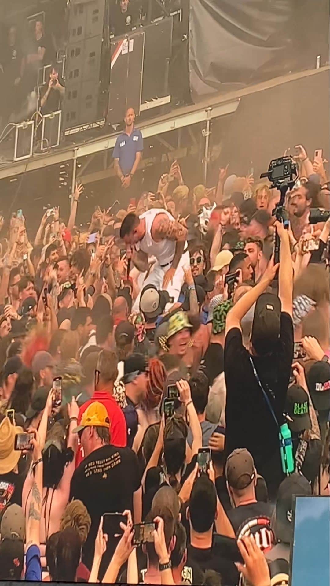 Kerrang!のインスタグラム：「A circle-pit going all the way around Parkway Drive’s Winston McCall? Sure 😲💨」