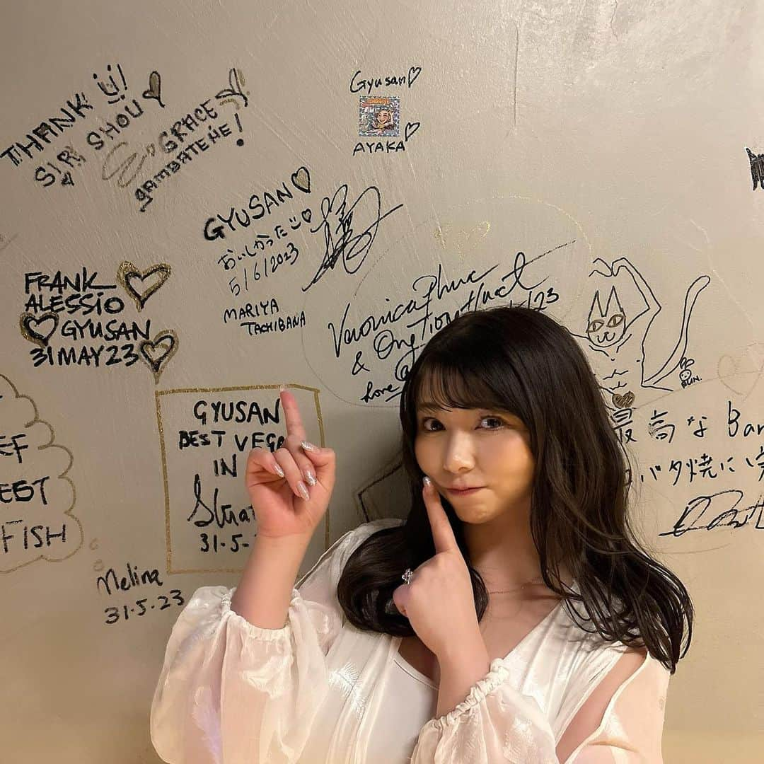 橘まりやさんのインスタグラム写真 - (橘まりやInstagram)「I had hand written my signature at the wall of the restaurant interior. Pls try to find my sign😉❤️You can find @ayaka_ichihara ‘s sticker also😍❤️  @gyusan.sg   #gyusan #gyusansg #singaporefoodie  #singaporelife #singapore #singaporegirl #singaporeinsta #sginstagram #sginstagrammers #シンガポール在住 #シンガポールライフ #シンガポールおすすめ #シンガポール情報 #シンガポール美女 #シンガポール #シンガポール 生活 #シンガポールインスタグラマー #橘まりや #グラビア #グラドル  #pinupgirl #pinupmodel #bikinimodel  #sexy #japanesegirl #idol #그라비아 #偶像 #寫真偶像」6月14日 19時45分 - mariya_tachibana_official