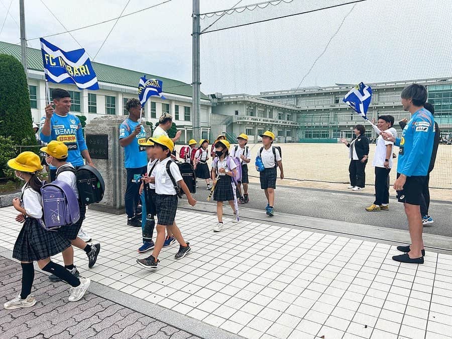 のインスタグラム：「あいさつ運動＆みまもる運動 今日は吹揚小学校。 安全に帰りましょう😁  #fc今治 #突き進め光射す方へ #吹揚小学校 #次はどこの学校かな」