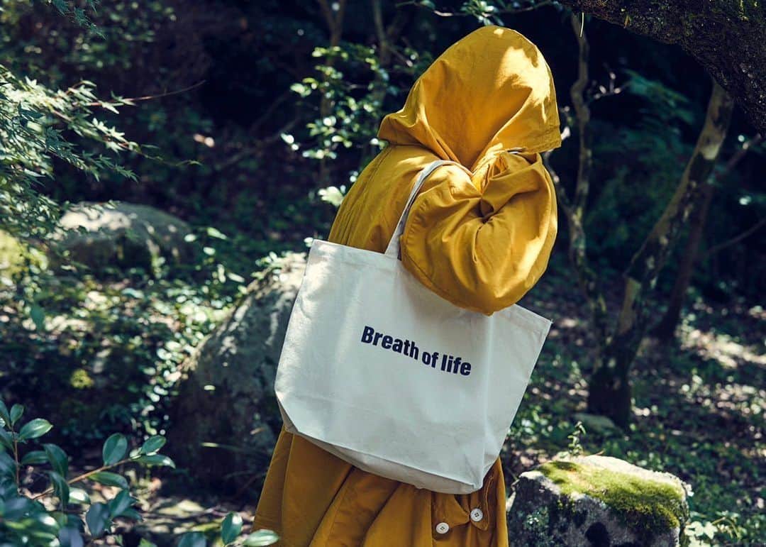三田真一さんのインスタグラム写真 - (三田真一Instagram)「Breath of Life tote bag 　 @kamidekeigo   グッズもアップデートしていきます！  三田真一展 in-Spire 呼吸 Breath of Life 太宰府天満宮さんの宝物殿で開催中！  会期：令和5年6月10日（土）～8月27日（日） ※7/17を除く月曜休館 開館時間：9時～16時30分 (入館は16時まで） @keidaiart 会場：太宰府天満宮宝物殿企画展示室 主催：太宰府天満宮 @dazaifutenmangu.official 企画：三田真ー @mitershinichi お問い合わせ：TEL 092-922-8225（代表 9時～16時）  #in-spire #inspire #breathoflife #MF H #太宰府天満宮宝物殿 #三田真一」6月14日 19時57分 - mitershinichi