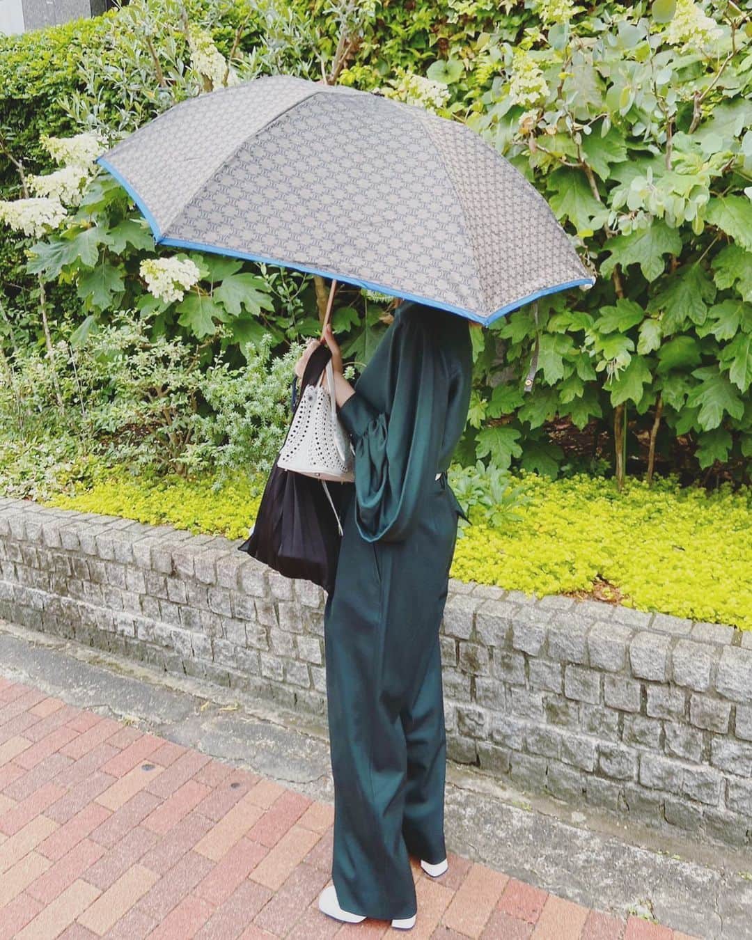カオルコさんのインスタグラム写真 - (カオルコInstagram)「☂�🌧  わたしね、傘は折りたたみもスタンダードもメンズのものを使っているの。傘に注目されたのははじめて。 メンズ傘って大きくてしっかりしているから使っていたけど、友人に好みだなって言われて、ちょっと撮らせて〜って。不意打ちな写真をいただきました。なんか嬉しいから載せちゃう。 雨は嫌いだけど、彼女の一言で憂鬱な気持ちがポイできた日でした。  #rainyday  #fashion #tokyo #umbrella  #celine #bottegaveneta  #alaia  #prada #折りたたみ傘  #celine #梅雨」6月14日 19時50分 - ka_ruk_