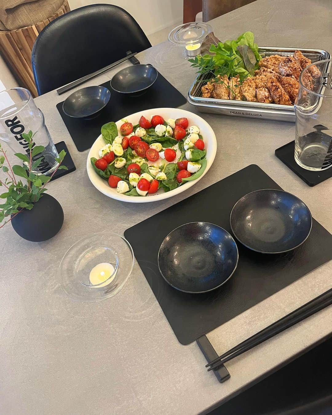 のインスタグラム：「今日はひなせの高校からのお友達が泊まりに来て何食べたい？って聞いたらマミー月末丼食べたい‼️って言ってくれて久しぶりに作った😊  美味しい美味しいって幸せって何回も言いながら食べてくれて母さんも幸せでした(*˘︶˘*).｡.:*♡  我が家に来ると自己肯定感が上がるから沢山来るねって☺️  マミーと話すと元気が出るって言われて嬉しかった♡  友達はお金じゃ買えないから大切にしなさいってやじお(私の父)によく言われてたなぁ🤔  かけがえの無い友達がひなせにいて本当に嬉しい☺🙌❤  楽しい時も辛い時も共有しながら生きていって欲しいなぁ😌  #lifestyle#dinner#夕飯#唐揚げ#月末丼#おうちごはん#おうちカフェ#homecooking#tablesetting  #テーブルコーディネート」