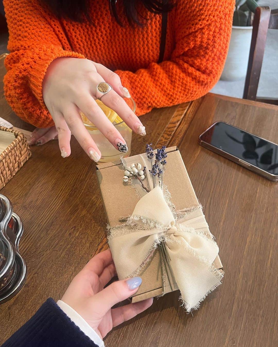 みすみのインスタグラム：「4月は誕生日だったので、色んな人にお祝いしてもらえて嬉しかったです🌼  オレンジ似合うねﾏﾁｬﾝ🍊」