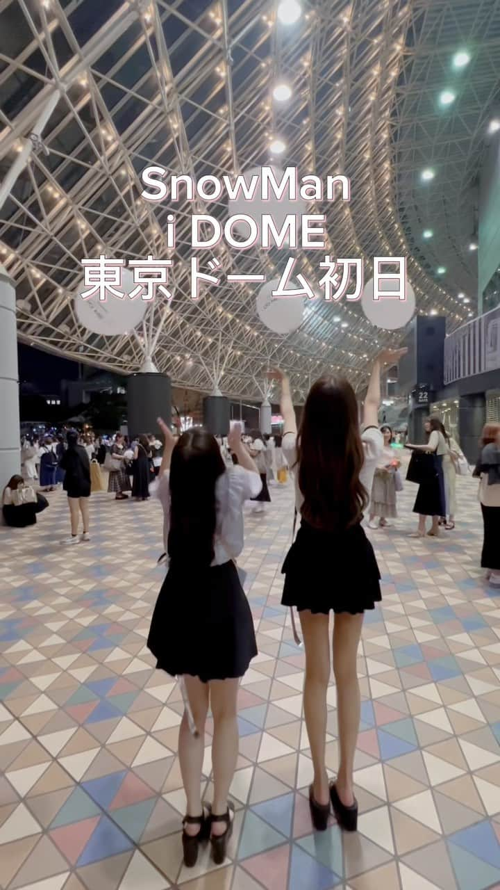 あやちゃんのインスタグラム：「幸せありがとう⛄️🖤 最っ高にかっこよかった✨  #idome #snowman1stdometour2023idome  #東京ドーム #tokyodome  #目黒担 #参戦服コーデ #ツアーtシャツ  #参戦コーデ #参戦服 #ドームツアー #参戦ヘア #参戦バッグ  #スノ担と繋がりたい #すの担さんと繋がりたい #スノ担 #参戦ヘア #目黒蓮」