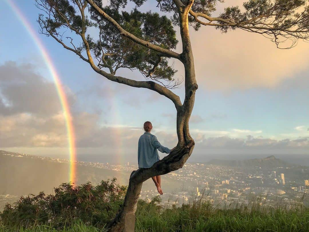 Instagenic Hawaiiのインスタグラム：「. Aloha,  ハワイ州観光局は、色彩豊かなハワイ各島の魅力を表現した、もう一度行きたい、見たいハワイの写真を募集するSNSフォトコンテスト「#カラフルハワイ」を実施しました。  本日から受賞作品を順番にご紹介します📸  【最優秀賞作品】 作品タイトル：私が見た美しいハワイ 撮影場所：タンタラスの丘  受賞作品に対しての想い：ハワイに３ヶ月ほど滞在しており、サンセットを見に何度かタンタラスの丘に訪れていました。この日もタンタラスの丘に登り、サンセットまで待っていると雨が、、、今日はもう帰ろうとした時、雨が弱まり"ふぁ〜"っと虹が現れそれもなんとダブルで！もう息を呑む美しさに心奪われました。私の人生で見た景色の中で"1番美しい"と言っても過言ではない忘れない夢のような景色でした。  @saki_drone_tabi   ----------  タンタラスの丘からの見事なダブルレインボーを美しく撮影していただきました🌈　  遠くにダイヤモンドヘッドも見え、雨上がりの奇跡的なショットが素晴らしい1枚に観光局スタッフ一同も感動しました！  #ハワイ #フォトコンテスト #カラフルハワイ #写真 #オアフ島 #タンタラスの丘 #虹 #レインボー #ダブルレインボー #絶景 #最優秀賞 #ハワイ旅 #景色 #雨上がり #ビューティフルハワイ」