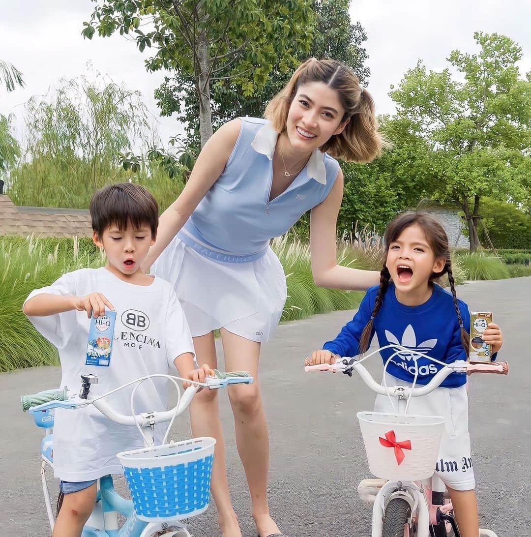 マギー・ラースリー・バーレンシエガーのインスタグラム：「💬 กี้ว่า ‘สูตรสำเร็จ’ ในการเลี้ยงลูกของแม่แต่ละคนไม่เหมือนกัน แต่ของกี้คือการกล้าปล่อยให้เขาออกไปเรียนรู้ด้วยตัวเอง และเสริมด้วย 'นมสูตรสำเร็จ ไฮคิว ยูเอชที’ 🥛💙 ที่ช่วยเสริมสร้างสมองและเพิ่มภูมิต้านทานให้กับสองแฝด ให้เด็กๆพร้อมลุย พร้อมเรียนรู้อย่างดีในทุกๆวัน 💪   กล่องนี้แม่มั่นใจคุณภาพมาก การันตีด้วยยอดขายอันดับ 1 ห้าปีซ้อนด้วยนะ แถมรสชาติหอมมันอร่อยถูกใจ 2 จิ๋วอีกด้วย แม่แนะนำเลย 🥰 💙 กี้ว่าใช่ ลูกกว่าชอบ 💙   แม่ๆคนไหนอยากแชร์เคล็ดลับสูตรสำเร็จในการเลี้ยงลูก คอมเมนท์มาบอกกันใต้โพสนี้ได้เลย   #นมสูตรสำเร็จไฮคิวยูเอชที #ไฮคิวชวนแชร์สูตรสำเร็จการเลี้ยงลูก #แบรนด์ยอดขายอันดับ1ห้าปีซ้อน #แม่ว่าใช่ลูกว่าชอบ #ยืนหนึ่งเรื่องสมองและภูมิต้านทาน #สารอาหารอัดแน่นเต็มกล่อง」