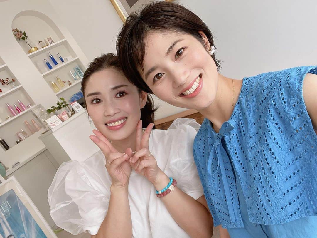 杉岡沙絵子さんのインスタグラム写真 - (杉岡沙絵子Instagram)「💄💕 　 　 今日は島田市にある フェイシャルエステ&メイクアップサロン Amuletoでメイクしていただきました🥰 　 5月のK-MI GOOD-TIE! グッティトークの ゲストとして出演してくださった 井田祥子さん❤️❤️❤️ 　 （って言うとなんだかむず痒い...笑 出会って10年くらいになる友人です🤣） 　 自分では今まで似合わないかな、と 避けていた色を使ってくれたり コンプレックスも少しのコツで上手く隠してくれたり メイクを通して新たな自分に 出会えたような気がします✨ 　 メイクって自己流でしかやってこなかったから プロに"似合うメイク"をレクチャーしていただけて 本当に勉強になりました💕 　 Amuletoではメイクアップだけでなく フェイシャルエステもしていただけて お肌も整えてもらえるので お悩みの方は是非行ってほしいー！！！ 　 　 久しぶりにゆっくり話もできて さっちゃんからたくさんパワー いただきました☺️ ありがとう〜🎶 　 　 ・ ・ @amuleto_2021  @sachipuko_1    #フェイシャルエステ#アムレート」6月14日 19時53分 - saeko_sugioka