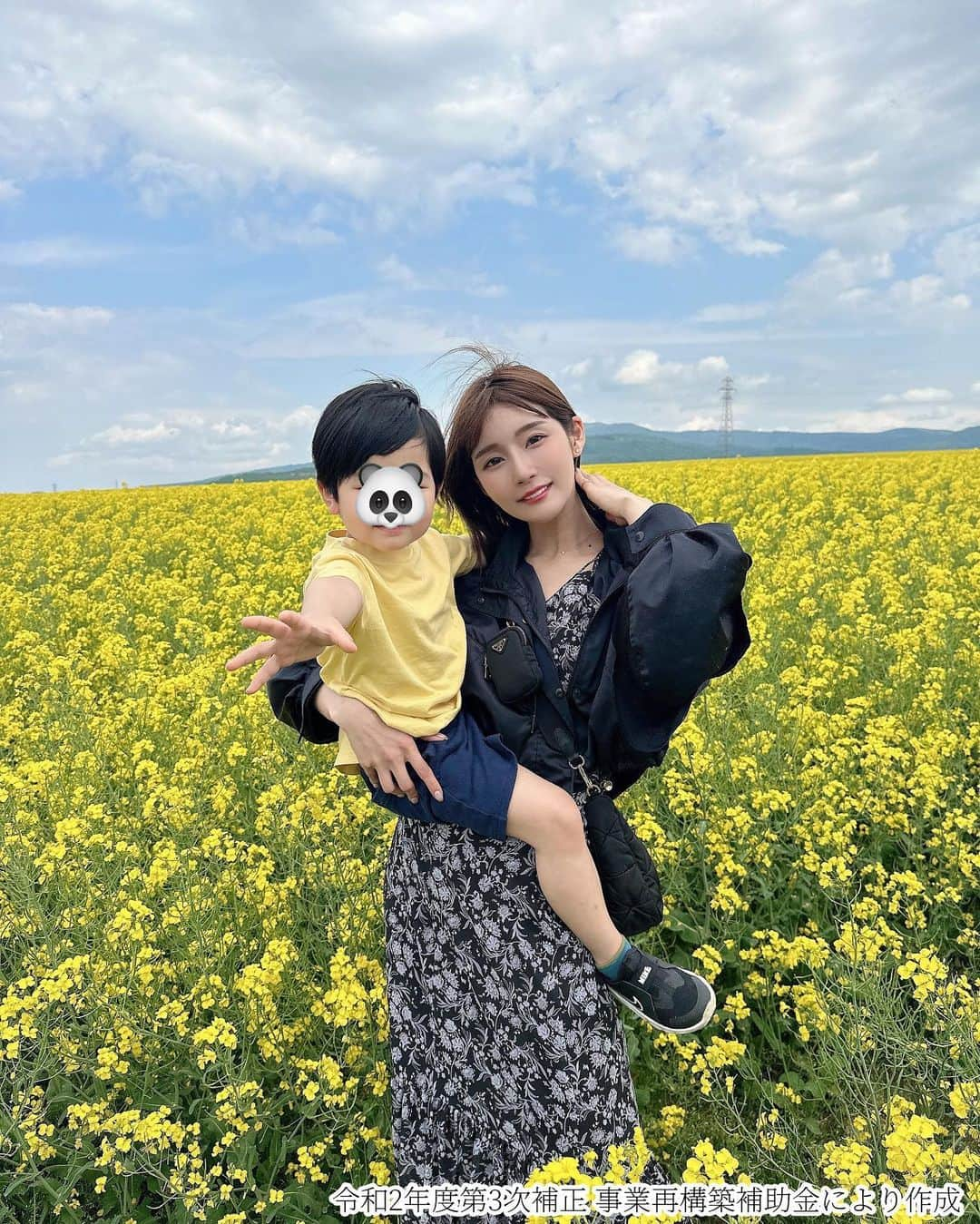 蒼川愛さんのインスタグラム写真 - (蒼川愛Instagram)「北海道の想い出🌼*  たきかわ菜の花まつりで見た一面に広がる菜の花畑が本当に綺麗だったな〜 あいにくのくもり空と強風だったけど、普段見られない景色にとっても癒されました😌  作付面積は日本一で、180ヘクタールもあるらしい、、！(なんと東京ドーム40個分🙄)  こんなに広い土地いっぱいに綺麗な菜の花を咲かせてくれた高見農産さんに感謝だなぁと思いました🌼 来年もまた行けますように🫶🏻   #たきかわ菜の花まつり #菜の花畑 #北海道お出かけ #子連れ旅行 #北海道 #夏のお出かけ #高見農産 #pr」6月14日 19時53分 - tougarashi_suki