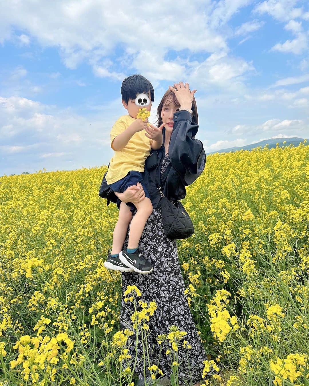 蒼川愛さんのインスタグラム写真 - (蒼川愛Instagram)「北海道の想い出🌼*  たきかわ菜の花まつりで見た一面に広がる菜の花畑が本当に綺麗だったな〜 あいにくのくもり空と強風だったけど、普段見られない景色にとっても癒されました😌  作付面積は日本一で、180ヘクタールもあるらしい、、！(なんと東京ドーム40個分🙄)  こんなに広い土地いっぱいに綺麗な菜の花を咲かせてくれた高見農産さんに感謝だなぁと思いました🌼 来年もまた行けますように🫶🏻   #たきかわ菜の花まつり #菜の花畑 #北海道お出かけ #子連れ旅行 #北海道 #夏のお出かけ #高見農産 #pr」6月14日 19時53分 - tougarashi_suki