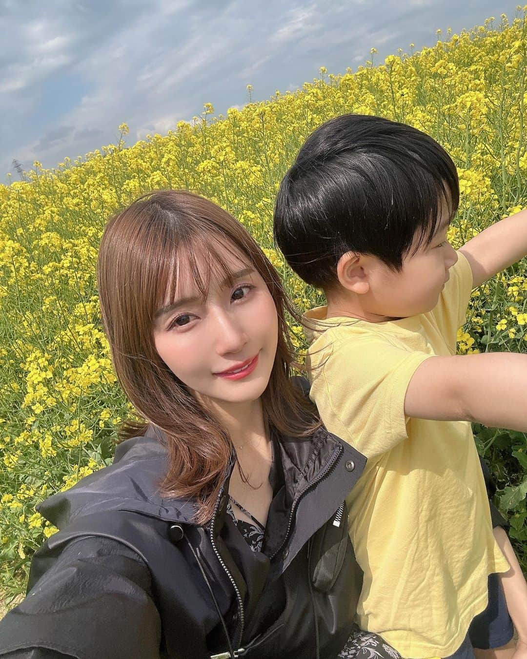 蒼川愛さんのインスタグラム写真 - (蒼川愛Instagram)「北海道の想い出🌼*  たきかわ菜の花まつりで見た一面に広がる菜の花畑が本当に綺麗だったな〜 あいにくのくもり空と強風だったけど、普段見られない景色にとっても癒されました😌  作付面積は日本一で、180ヘクタールもあるらしい、、！(なんと東京ドーム40個分🙄)  こんなに広い土地いっぱいに綺麗な菜の花を咲かせてくれた高見農産さんに感謝だなぁと思いました🌼 来年もまた行けますように🫶🏻   #たきかわ菜の花まつり #菜の花畑 #北海道お出かけ #子連れ旅行 #北海道 #夏のお出かけ #高見農産 #pr」6月14日 19時53分 - tougarashi_suki