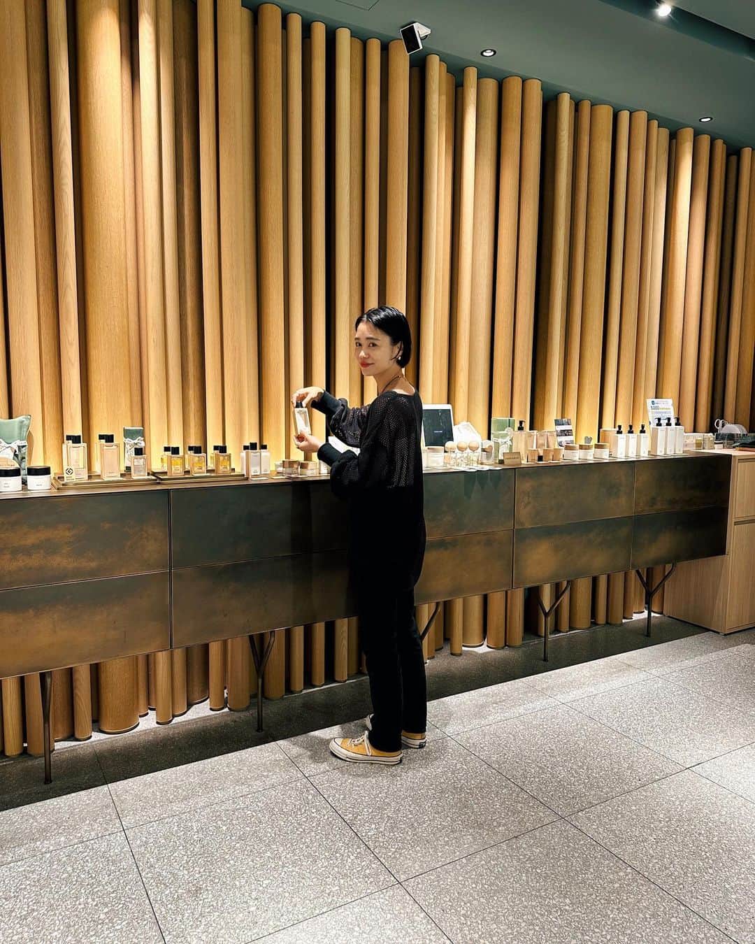 忍舞のインスタグラム：「BAUMの横浜NEWoMan店にいってきましたー🌲  お店の世界観がとってもタイプで 木に囲まれていい香りもして 癒されました。  スキンケアとルームスプレーは使ったことあるので 3種類もあるクレンジングと ハンドソープをお試しに。  ネットで買うのもいいけど ちゃんと自分の手の上とかでお試しできると これかもーと思ってたものではないものが合ったりするから 店頭に行くのもいいなーと。  クレンジングはミルクぽいのが良さげと思ってたけど 手の上で試してみたらクリームタイプが好みでした✨  べたべたせず 洗い上がりしっとり♡  ハンドソープもカサカサしないし 優しい香りがするので それもすき。 それに合わせてボディクリームもお買い上げwww  なんだか うっとりする時間でした。  端の方でどんぐりを育ててたのが 印象深いw かわいすぎた！ てかどんぐりからこんなに可愛い葉っぱがでるのか🌱  #BAUM_beauty #バウム #ととのう #森林浴美容 #baum_partners @baum_global」