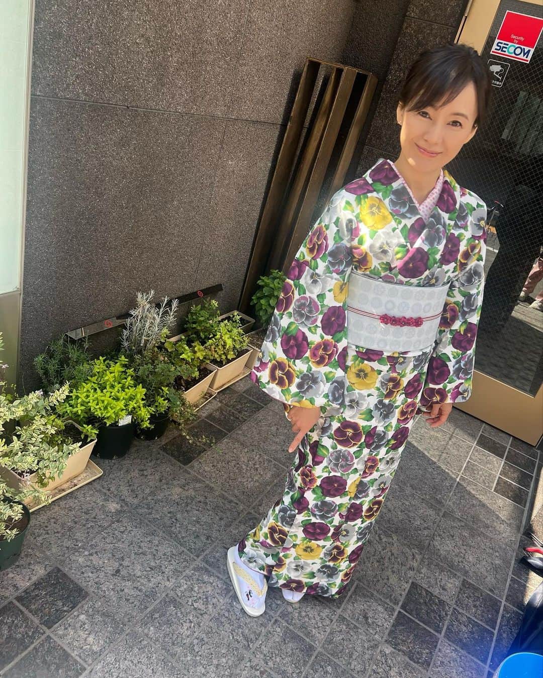 ケイジとケンジ、時々ハンジ。さんのインスタグラム写真 - (ケイジとケンジ、時々ハンジ。Instagram)「.  ／  #ケイジとケンジ時々ハンジ 番外編！ かほりのファッションチェック👘🩵  ＼  そしてなんとなんと！こちらも番外編！❤️‍🔥 OKAZU-YAの女将・かほりさんのお着物コレクションも いっぱい公開しちゃいます🥳💫 毎話カラフルで柄もかわいくて 衣装さんのセンスが光る素敵なお衣装でした❕🫶🏻  #奥貫薫 #かほりのファッションチェック #ラストファッションチェック #各所にねこちゃん #猫好きかほりさん  .」6月14日 10時59分 - keiji.kenji.hanji