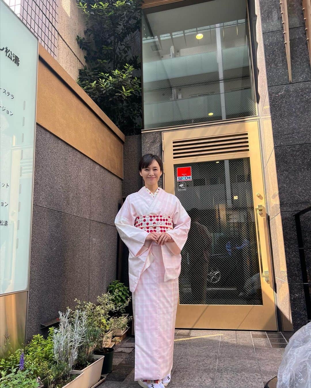 ケイジとケンジ、時々ハンジ。さんのインスタグラム写真 - (ケイジとケンジ、時々ハンジ。Instagram)「.  ／  #ケイジとケンジ時々ハンジ 番外編！ かほりのファッションチェック👘🩵  ＼  そしてなんとなんと！こちらも番外編！❤️‍🔥 OKAZU-YAの女将・かほりさんのお着物コレクションも いっぱい公開しちゃいます🥳💫 毎話カラフルで柄もかわいくて 衣装さんのセンスが光る素敵なお衣装でした❕🫶🏻  #奥貫薫 #かほりのファッションチェック #ラストファッションチェック #各所にねこちゃん #猫好きかほりさん  .」6月14日 10時59分 - keiji.kenji.hanji