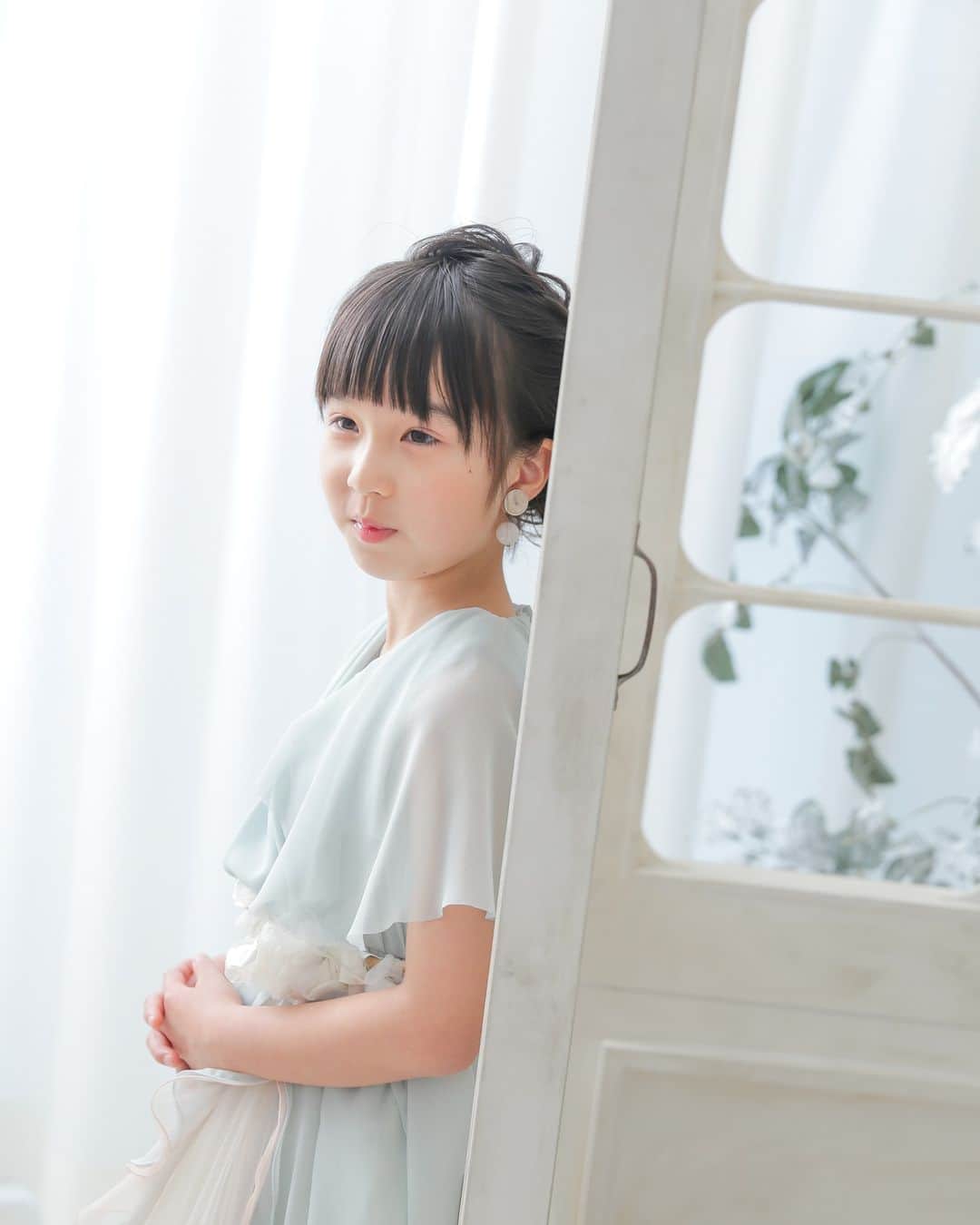 スタジオキャラット 心斎橋店さんのインスタグラム写真 - (スタジオキャラット 心斎橋店Instagram)「@caratt_shinsaibashi _________________________  「 Otona 」  大人っぽくて素敵な一枚♡  素敵なご衣装と写真映えするスタジオセットで 記憶に残る一枚を残してみませんか?  ご衣装やスタジオの見学も受付中です！ Webまたはお電話からお気軽にお問合せください･:*  _________________________ #studiocarattshinsaibashi #スタジオキャラット心斎橋店 #記念写真 #自然光撮影 #フォトスタジオ大阪 #写真スタジオ大阪 #753 #七五三前撮り #七五三レンタル #七五三大阪 #大人っぽく #七五三3歳 #七五三5歳 #七五三7歳 #七五三女の子 #七五三ドレス」6月14日 11時00分 - caratt_shinsaibashi