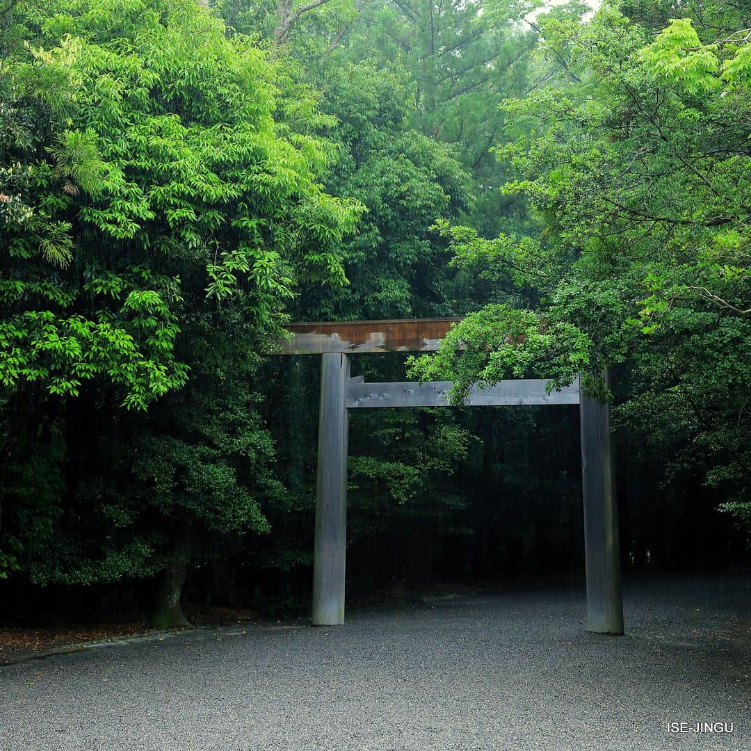 伊勢神宮のインスタグラム：「#伊勢神宮 #神宮 #神社 #心のふるさと #内宮 #第二鳥居 #雨 #isejingu #jingu #soul_of_japan #japan #jinja #shinto #naiku #rain」