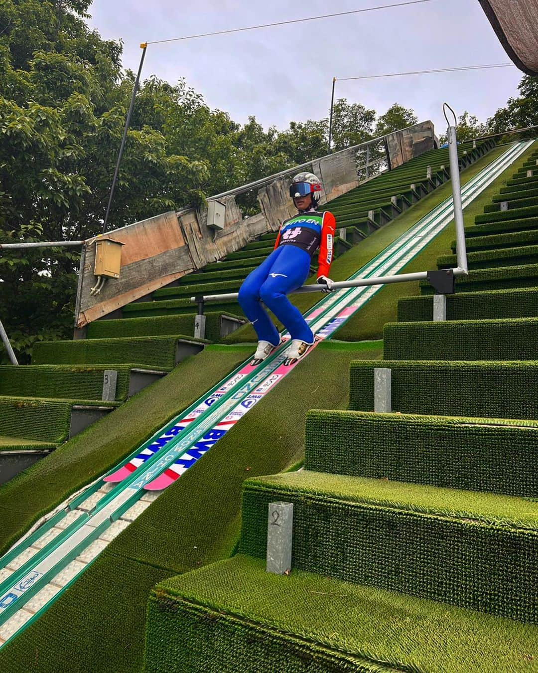 竹内択さんのインスタグラム写真 - (竹内択Instagram)「Summer time🔥😎⛷🌞  サマーシーズンがスタート  地元でホームヒルの @iiyama_city にて2023-24初飛び🐥  自分のパワースポットです🔥  #株式会社カワモト #densen #デンセン #soilsupport #itoen #伊藤園 #亜細亜印刷 #不二越機械工業 #シウナススイーツ #cumberlandjapan #長野ナブコ #ちょいのりレンタカー #bwt #oakley #fruitswax  #skijumpingfamily #skijump #teamtaku #tt #チームタク #takutakeuchi #竹内択 #shoheitochimoto #栃本翔平 #飯山市 #iiyama」6月14日 11時08分 - taqtakeuchi