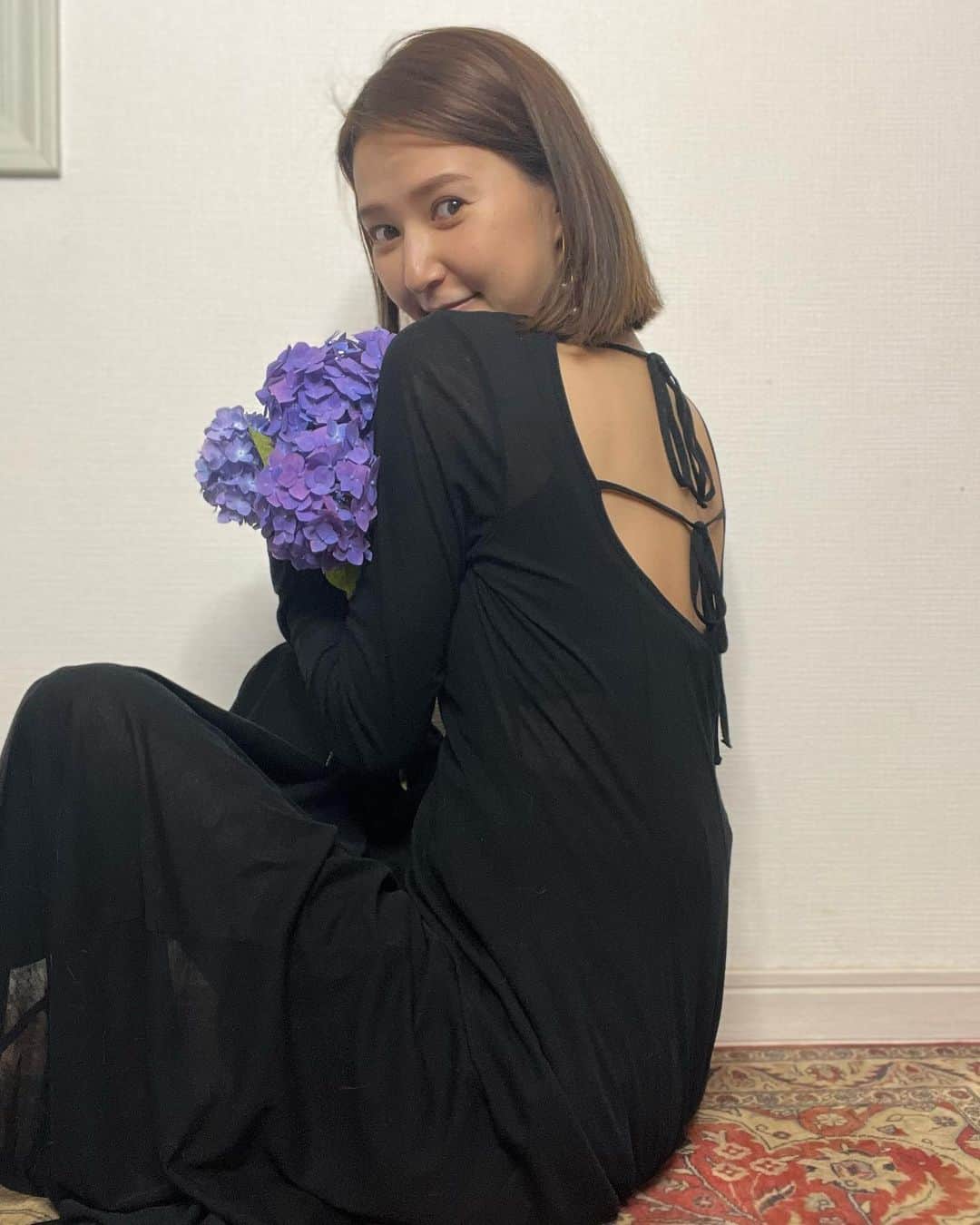 美優のインスタグラム：「みなさん、たくさんのメッセージ・コメントありがとうございます🥺✨  温かいメッセージがたくさんで、とても嬉しいです☺️  主人が昨日発表していましたが… 第二子の性別は…  男の子👶でした〜🤗  2人してなんとなく女の子と予想していたのでビックリ😳でしたが…  息子は男兄弟の方が嬉しいのかな…？？🤔 何よりお洋服などなど、そのままお下がりで着れるので、経済的には助かりますね😄✨ (女の子の服は可愛いのがたくさんで買いすぎてしまいそうですし😂)  また今回もマタニティファッションや睡眠カウンセラーとして、妊娠中や赤ちゃんについての睡眠についても情報発信していきたいと思っています😆  昨日着ていたワンピースは 背中のデザインが可愛いワンピースでした💓 @_josemoon_   #妊娠報告　#性別発表  #20W #マタニティライフ #男の子ママ」