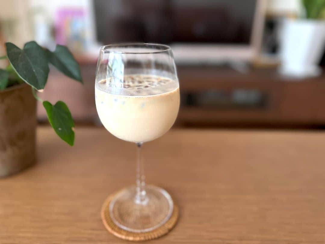 藤井美加子のインスタグラム：「☕️ ムシムシ暑いですね〜 #大人の氷カフェ で #おうちカフェ してます🎐🧊  #ワイングラスだけど #お洒落にしてみたかった #slcreationsのある暮らし  #水分とってくださいね」