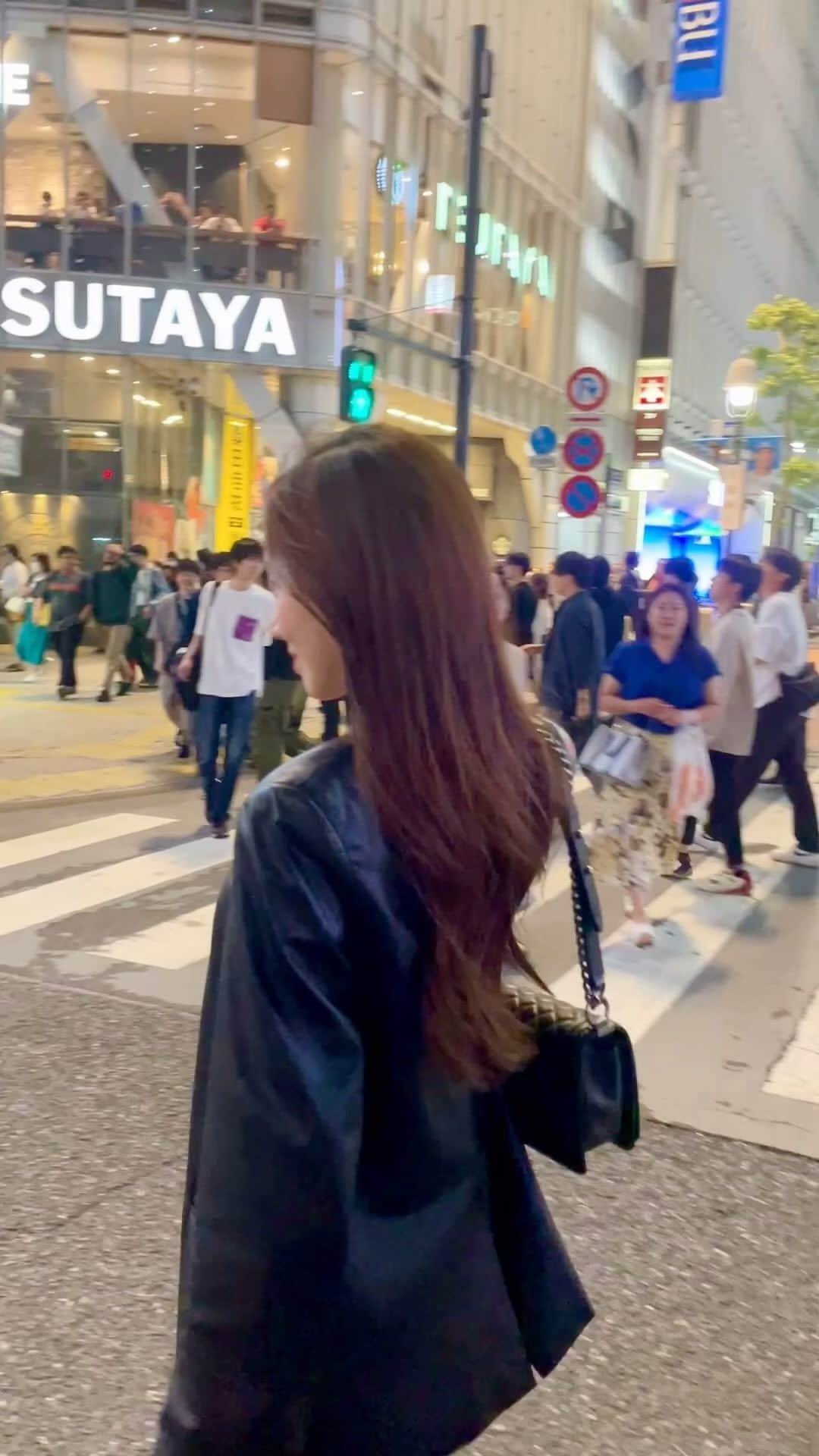 コ・ソンヒのインスタグラム：「5월의 #도쿄 🇯🇵 #tokyo 🚶🏻‍♀️🚶🏽‍♀️🚶‍♀️」