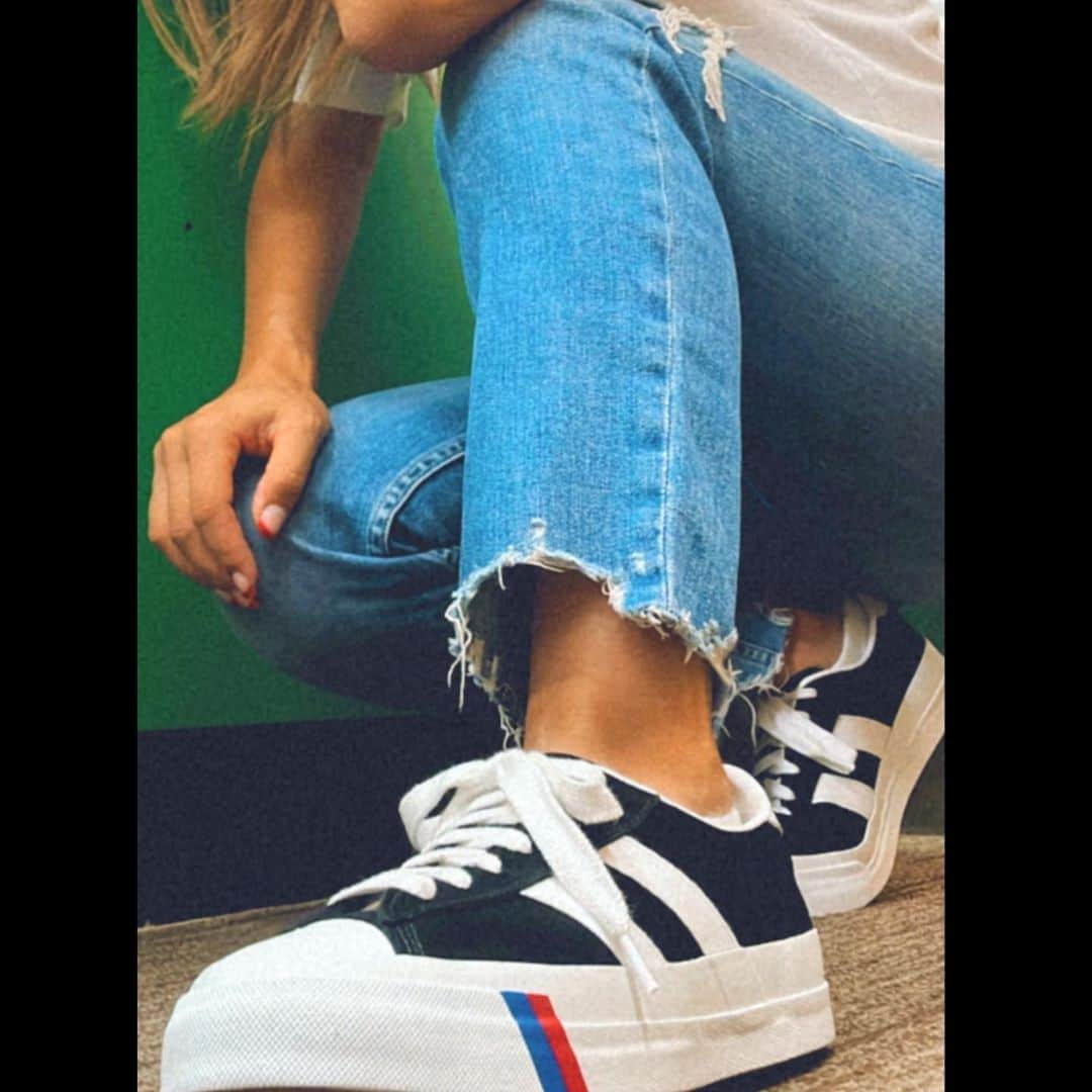 上田桃子のインスタグラム：「PRO- keds👟💙❤️  凄い履きやすくて、ビンテージ感もそのまま残ってるから可愛いです❤️‍🔥  珍しく黒にしてみたょ✌︎  #prokeds  #sneakers   @str_cj ありがとー🎁‼️」