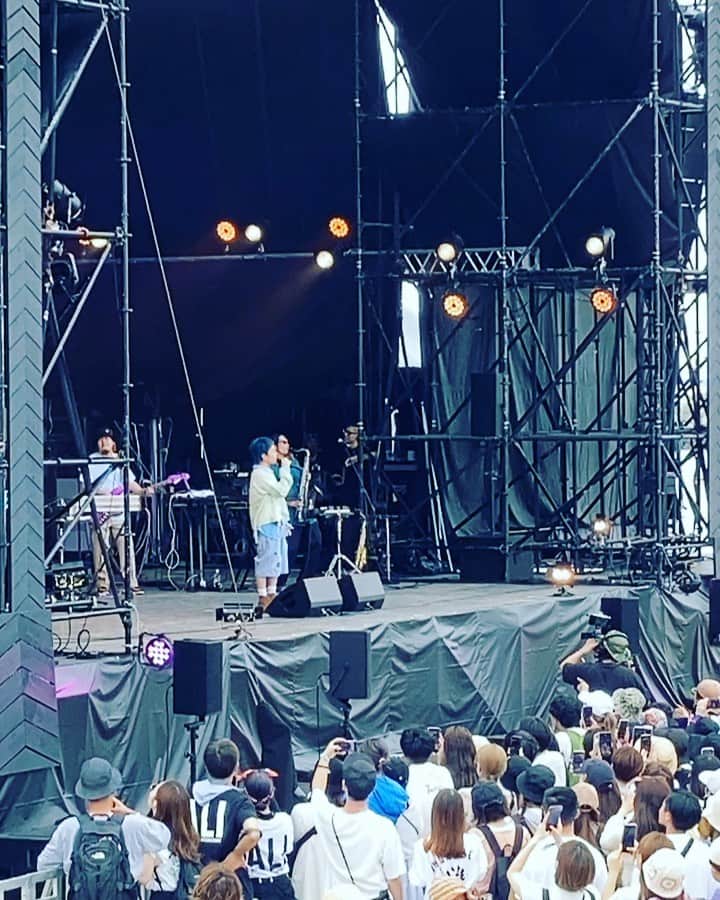 土井コマキのインスタグラム：「Greenroom Beach初日。曇り空のスモーキーな世界で、Sirupのファルセットにうっとり、ゆらゆら。空と海と体と心、境界線がなくなってく感じ。 翌日は翌日でワンマンは、低音ビリビリの照明も決まりまくり、ゲストのTendreとも２日連続で違うムードのコラボを見せてくれて、ほんと参りました。」