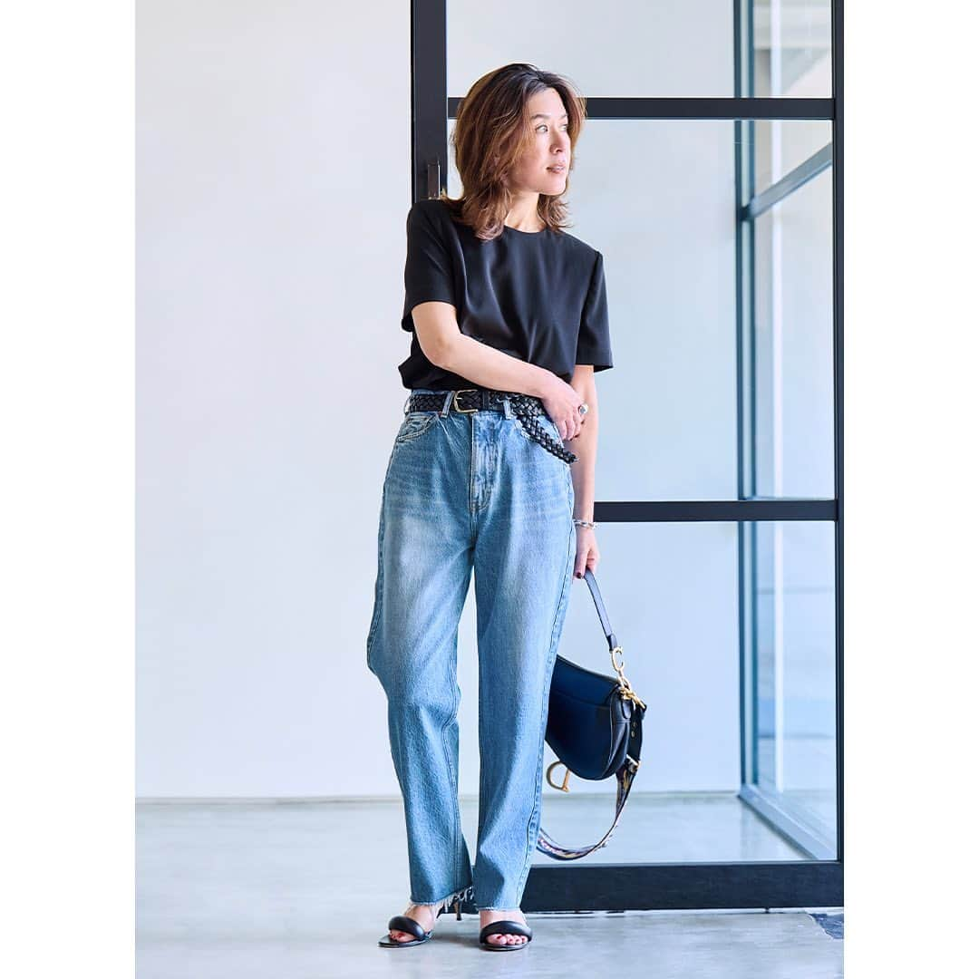 RED CARD TOKYOさんのインスタグラム写真 - (RED CARD TOKYOInstagram)「Naoko Okusa's ''DENIM DIARY'' 〜 Featured item in June .〜  ワードローブに取り入れたいアイテムの１つにデニム があります 定番だからこそデニムをアップデートしていくことが大 切であると語るスタイリスト大草直子さん 大草さんが新たに巡り合ったおすすめのデニムを日記の ように更新していく連載企画。  ======================== RED CARD TOKYO【Blues】 ======================== Style: 722475 Color: kita - Indigo Mid Size: 22-30 Price: ¥ 24,200 tax included ========================  綿100%の生地を使用したルーズテーパードシルエットのワイドパンツ、その名もブルース🎵🎤ジャズにしても、この音楽ライン☜勝手に命名　の素晴らしいこと♥👖ウエストはカーブベルトを採用していて、ハイライズならではのおなかの苦しさからフリーなのも素晴らしいじゃないか👍😎  #今季はベルトが気分 #少し長めに使うと #ブルースの気分🎵  ======================== その他の商品情報や お取り扱い店舗につきましては 下記の代表窓口へお問い合わせくださいませ。 03-5728-8788 ======================== . . #denimdiary #着回し #連載 #デニムダイアリー @naokookusa #大草直子 さん #redcardtokyo #redcardtokyoBlues #レッドカードトーキョー #レッドカード #レッドカードデニム #デニム #デニムスタイル #ブルース #ワイドテーパードデニム」6月16日 18時00分 - redcardtokyo