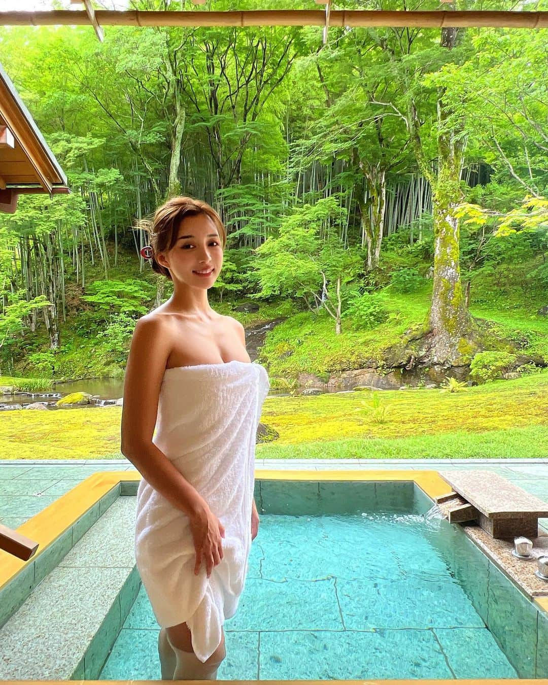 濱野りれさんのインスタグラム写真 - (濱野りれInstagram)「Morning! Onsen during the rainy season was beautiful. Even though it rained most of the time during my stay, the scenery was sparkling the whole time.  "Asaba" ryokan is known for having the best Japanese food in Japan. But the room was also the best!  . 梅雨の温泉最高でした ほとんど雨が降っていたけど、 草木がキラキラ反射して綺麗だった 日本一のお料理も美味しかったけどお部屋も日本一😊  こんな素敵な宿に連れて来てくれてありがとう。  . #asaba  #hanaretenko #syuzenji #ryokan #hotsprings #shizuoka #onsen #onsenjapan #luxuryhotel #luxurytravel #japantravel #japantrip #bamboo #bambooforest #あさば #はなれ天鼓 #修善寺 #修善寺あさば #高級旅館 #旅館 #静岡 #老舗旅館 #伊豆 #伊豆旅行 #客室露天風呂 #温泉 #温泉旅行」6月14日 11時31分 - riregram