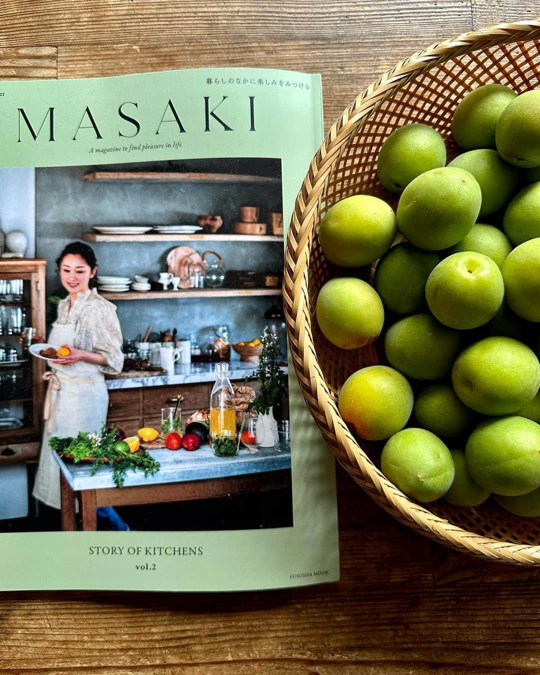 山崎陽子さんのインスタグラム写真 - (山崎陽子Instagram)「青梅 近所の八百屋さんが「タダでいいよ」と！ 1.5キロもらいました。 さて、取材の復習も兼ねて、 ワタナベマキさんのレシピで漬けましょう。 @masaki__personal_magazine_  @maki_watanabe  #梅仕事 #ほんのお仕事 #天然生活  おふたりの梅仕事インスタライブも参考に。 ↑マサキパーソナルマガジンにアーカイブ✴︎」6月14日 11時32分 - yhyamasaki