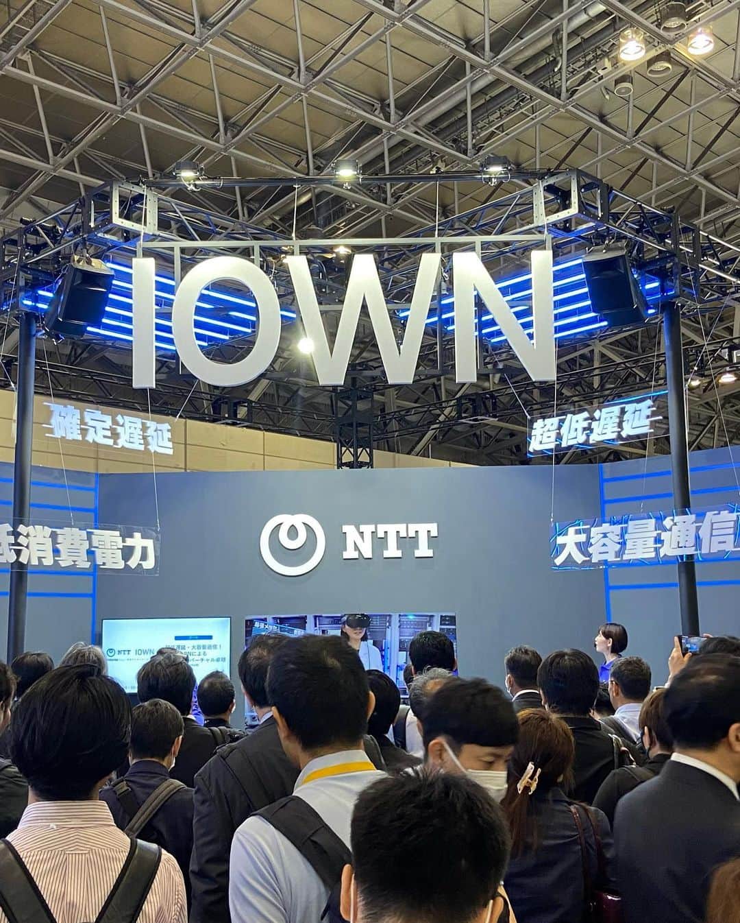 NTTのインスタグラム：「本日より開催しているInterop Tokyo 2023会場に来ています。会場はすごい熱気で盛り上がっています🔥  NTTグループのブースでお待ちしています。6/16（金）まで開催しています。  報道発表資料はこちら↓ Interop Tokyo 2023にIOWN APNを出展 https://group.ntt/jp/newsrelease/2023/06/12/230612b.html  #IOWN #NTTRD #interop23」