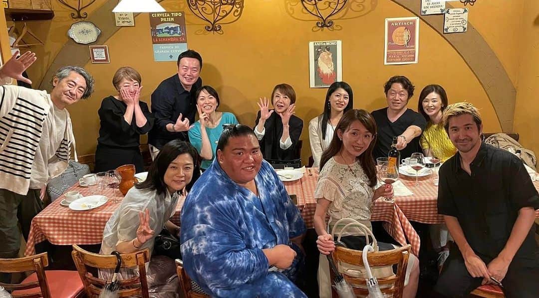 奈美悦子のインスタグラム：「パスポートを持たずにスペイン🇪🇸へ。代官山「SAL ＹAMOR」みんなでワイワイ食べて、飲んで、お喋りして！あっという間に４時間！楽しかった❣️#代官山 #スペイン #スペイン料理 #集合 #美味しい #楽しかった #またね #ありがとう」