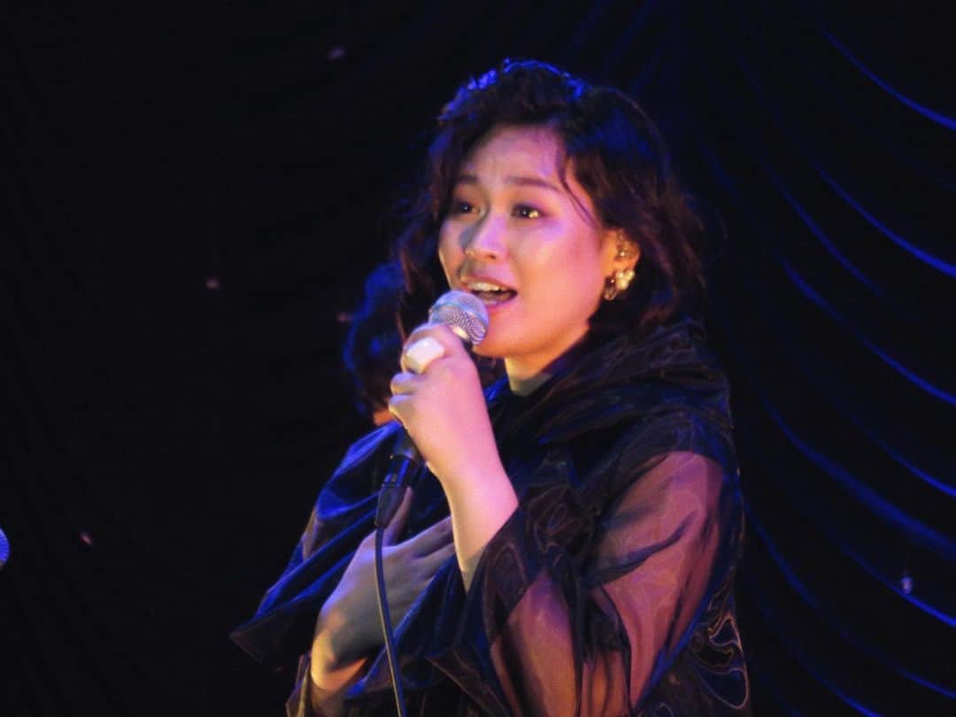 二宮愛のインスタグラム：「先日のコンサートの様子を #スポニチ 牧さんに、記事にしていただきました🙇‍♀️‼️  ありがとうございます‼️ リンクはストーリーから‼️  https://www.sponichi.co.jp/entertainment/news/2023/06/14/kiji/20230614s00041000155000c.html ________________ #二宮愛 #カバー　#ライブ」
