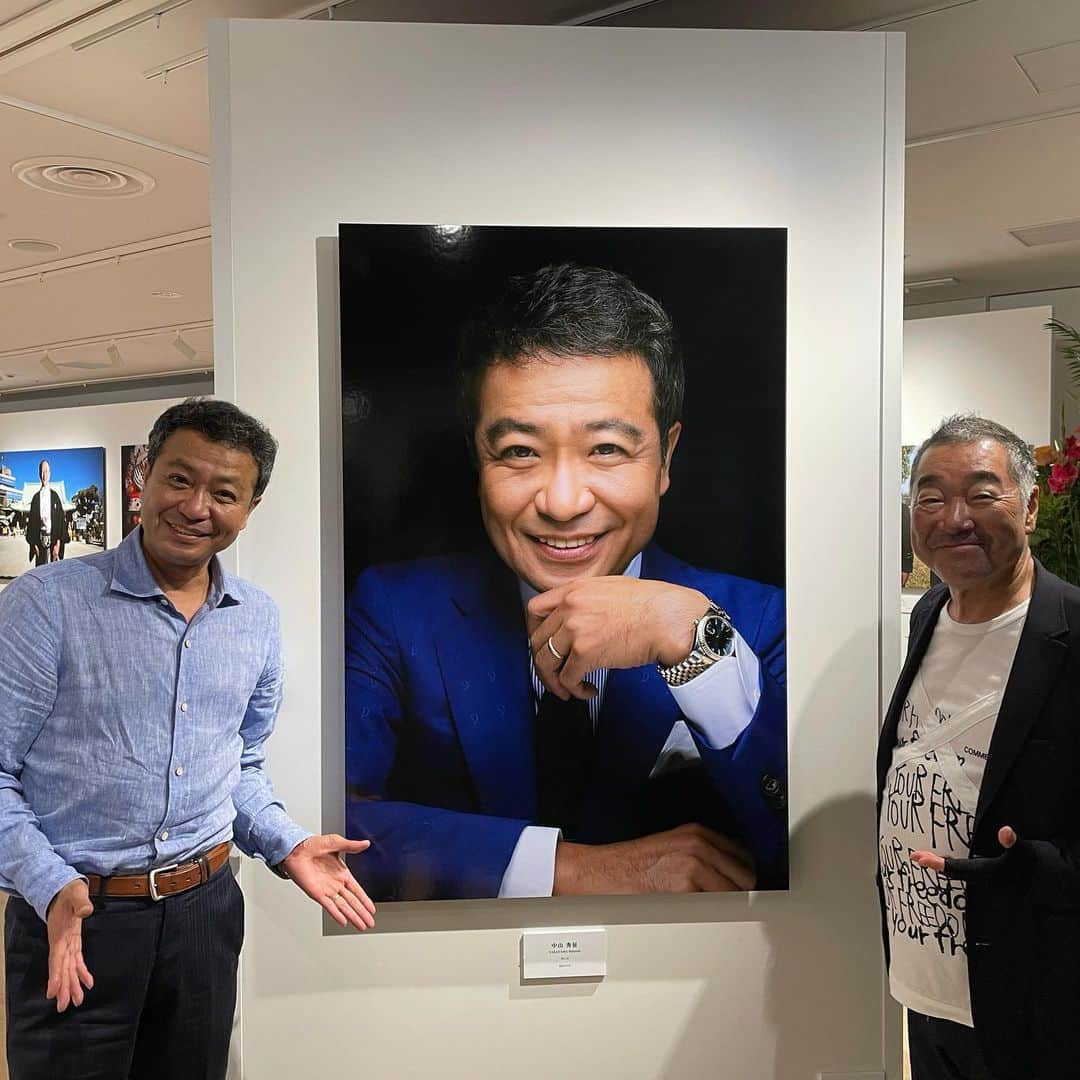 中山秀征さんのインスタグラム写真 - (中山秀征Instagram)「先日、「山岸伸写真展」へ行ってきました。錚々たるメンバーの中、僕もとても素敵な写真を撮影していただきました。  山岸伸写真展「KAO-日本の顔‐」は2023年6月24日(日)まで、ニューオータニガーデンコート3階で開催しているとのことです。 皆さんも是非足を運んでみてください。  #山岸伸 先生 #山岸伸写真展 #ニューオータニ」6月14日 11時40分 - hidechan0731