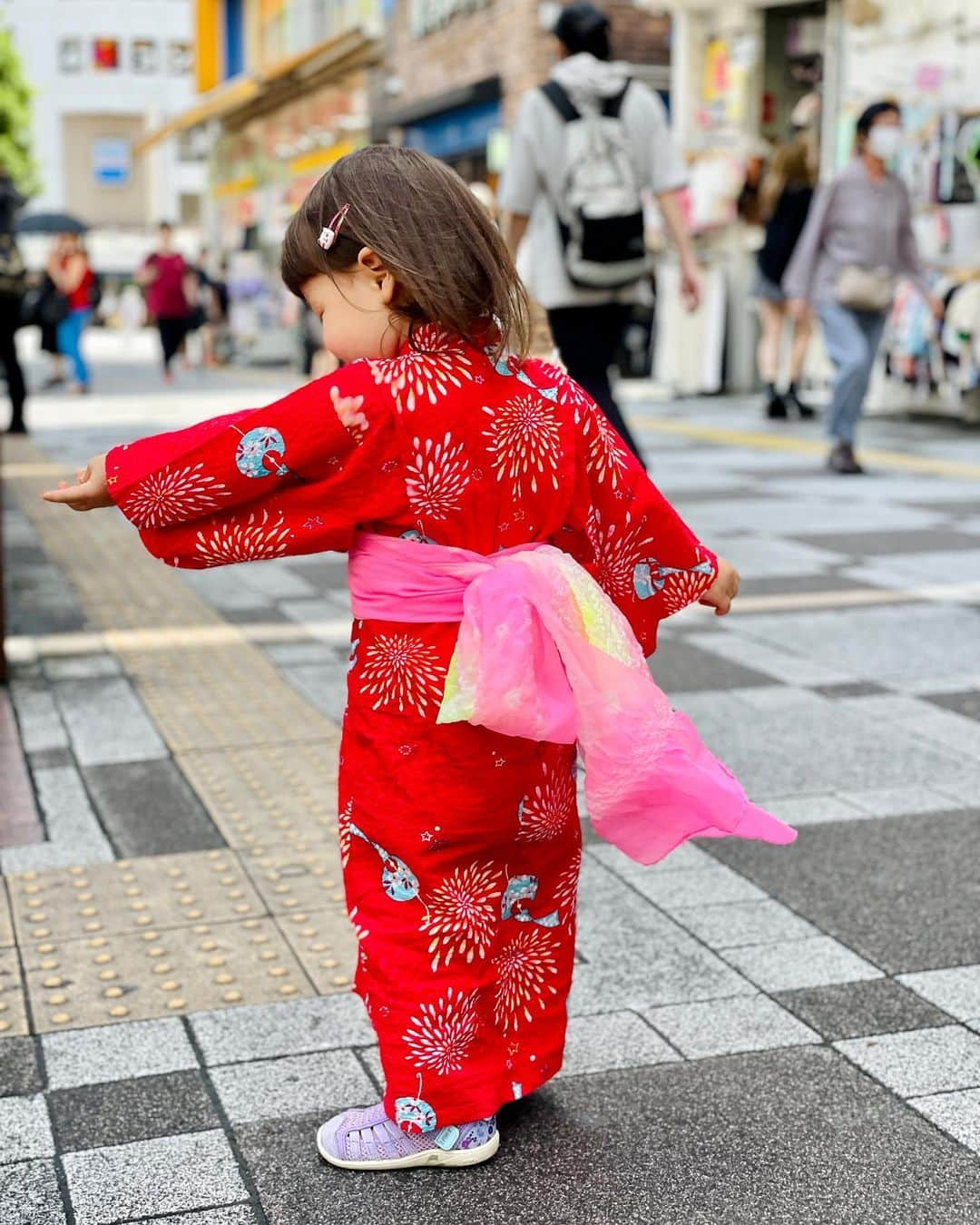 Anji SALZさんのインスタグラム写真 - (Anji SALZInstagram)「Excuse me while I spam you with yukata pictures of little SALZ - because I CANNOT 🥲🤩💕🥰❤️ Just got her this second hand yukata with wind chimes and fireworks and can’t get enough of it 😂❤️ We just casually went to a reserve base playground in Ikebukuro with friends in yukata 😂  Also -> always dress a short pants or something below because kids will spread their legs and you want to protect them from bad folks 😪  On the contrary you sometimes have Kind folks who touch the kimono / yukata without asking “because the legs are showing” and it always scares my child and has her crying so hard. Wished people would stop!! 😪 Even though they mean well.  昨日は娘たちと浴衣のお出かけをして、、親バカで可愛いくてたまらん🥰😂❤️🤩👀  風鈴🎐と花火🎆の柄です。  もちろん子供はたくさん動いたり、足を開いたりするので、下に短パンとか履いた方がオススメ。色々な人がいるからね👀  優しいおばあちゃんはやってきて「足見えるよ」といきなり子供の浴衣を触ったら、子供はビックリして大泣きするので、本当にやめて欲しいけど😪😪  #yukata #summerkimono #浴衣 #子供用浴衣 #kidskimono #childrenskimono #japan #tokyofashion #ootd」6月14日 11時44分 - salztokyo