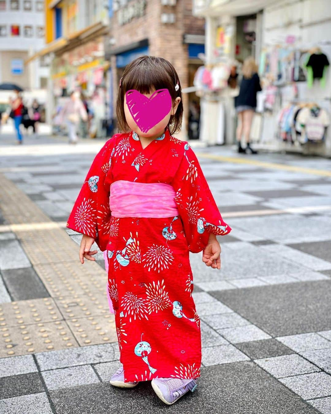 Anji SALZさんのインスタグラム写真 - (Anji SALZInstagram)「Excuse me while I spam you with yukata pictures of little SALZ - because I CANNOT 🥲🤩💕🥰❤️ Just got her this second hand yukata with wind chimes and fireworks and can’t get enough of it 😂❤️ We just casually went to a reserve base playground in Ikebukuro with friends in yukata 😂  Also -> always dress a short pants or something below because kids will spread their legs and you want to protect them from bad folks 😪  On the contrary you sometimes have Kind folks who touch the kimono / yukata without asking “because the legs are showing” and it always scares my child and has her crying so hard. Wished people would stop!! 😪 Even though they mean well.  昨日は娘たちと浴衣のお出かけをして、、親バカで可愛いくてたまらん🥰😂❤️🤩👀  風鈴🎐と花火🎆の柄です。  もちろん子供はたくさん動いたり、足を開いたりするので、下に短パンとか履いた方がオススメ。色々な人がいるからね👀  優しいおばあちゃんはやってきて「足見えるよ」といきなり子供の浴衣を触ったら、子供はビックリして大泣きするので、本当にやめて欲しいけど😪😪  #yukata #summerkimono #浴衣 #子供用浴衣 #kidskimono #childrenskimono #japan #tokyofashion #ootd」6月14日 11時44分 - salztokyo