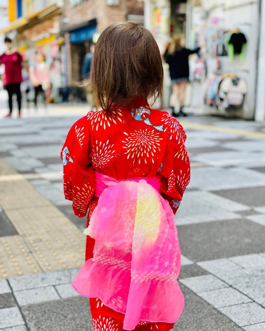 Anji SALZさんのインスタグラム写真 - (Anji SALZInstagram)「Excuse me while I spam you with yukata pictures of little SALZ - because I CANNOT 🥲🤩💕🥰❤️ Just got her this second hand yukata with wind chimes and fireworks and can’t get enough of it 😂❤️ We just casually went to a reserve base playground in Ikebukuro with friends in yukata 😂  Also -> always dress a short pants or something below because kids will spread their legs and you want to protect them from bad folks 😪  On the contrary you sometimes have Kind folks who touch the kimono / yukata without asking “because the legs are showing” and it always scares my child and has her crying so hard. Wished people would stop!! 😪 Even though they mean well.  昨日は娘たちと浴衣のお出かけをして、、親バカで可愛いくてたまらん🥰😂❤️🤩👀  風鈴🎐と花火🎆の柄です。  もちろん子供はたくさん動いたり、足を開いたりするので、下に短パンとか履いた方がオススメ。色々な人がいるからね👀  優しいおばあちゃんはやってきて「足見えるよ」といきなり子供の浴衣を触ったら、子供はビックリして大泣きするので、本当にやめて欲しいけど😪😪  #yukata #summerkimono #浴衣 #子供用浴衣 #kidskimono #childrenskimono #japan #tokyofashion #ootd」6月14日 11時44分 - salztokyo