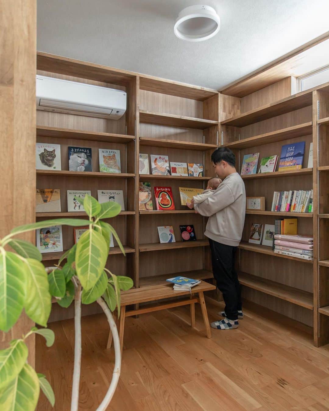 ルポハウス一級建築士事務所さんのインスタグラム写真 - (ルポハウス一級建築士事務所Instagram)「・ ・ ・ 《猫と暮らすへの字大屋根の家/近江八幡市》 ・ Book room＿  本がお好きな住まい手の思いをカタチにした図書室です。 三面に設えたたっぷり収納の本棚が、お子さまの成長とともに埋まっていく楽しみも。 ・ ・ ・ 設計担当/石田悠衣 @yui_ishida_  インテリア担当/藤澤佳織 @repos_j  ・ ・ ・ 𓐌𓐌𓐌𓐌𓐌𓐌𓐌𓐌𓐌𓐌𓐌𓐌𓐌𓐌𓐌𓐌𓐌𓐌  ルポハウスの施工事例はこちらまで☞ @reposhouse  𓐌𓐌𓐌𓐌𓐌𓐌𓐌𓐌𓐌𓐌𓐌𓐌𓐌𓐌𓐌𓐌𓐌𓐌 #ルポハウス は#ちょっとかっこいい家 を"友人のために" という思いでつくっています。 一生に一度の#マイホーム。 「あなたにしかできない」×「ルポハウスだからできる」で、 私たちだけの#家づくり を思いっきり楽しんでみませんか？！ ・ ・ ・ #注文住宅 #新築一戸建て #一級建築士事務所 #滋賀県の設計事務所 #家づくりアイデア #マイホーム計画 #書斎 #書斎スペース #趣味室 #趣味室のある家 #自宅図書館 #自宅図書室 #造作棚 #造作本棚 #朝日ウッドテック #ブラックチェリー #ブラックチェリーの床」6月14日 11時46分 - reposhouse