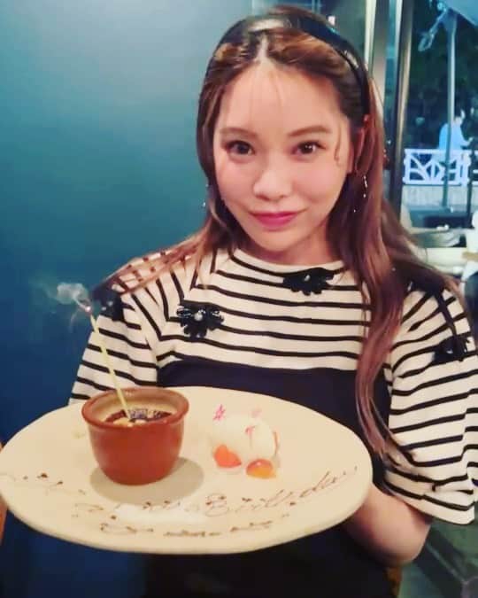 林田沙綾のインスタグラム：「誕生日前から、沢山の方にお祝いして頂いて本当にありがとうございます。 実は、今日が誕生日でした🎂 この歳になって変わったいいことは 笑顔に深みがでたことです 昔は本当に笑うのが苦手だったけど 今はなんでも楽しいし、1人でいてもにやにやするくらい笑顔になれることが特技になりました🎂 それは、周りのみんなが最高に素敵だからだす。 だから、私もみんなを笑顔にさせられる人間であり続けるために 反省もするし努力もする大人であります！ らぶゆー もうおばさんだけど、おばんさんって最高ー！」