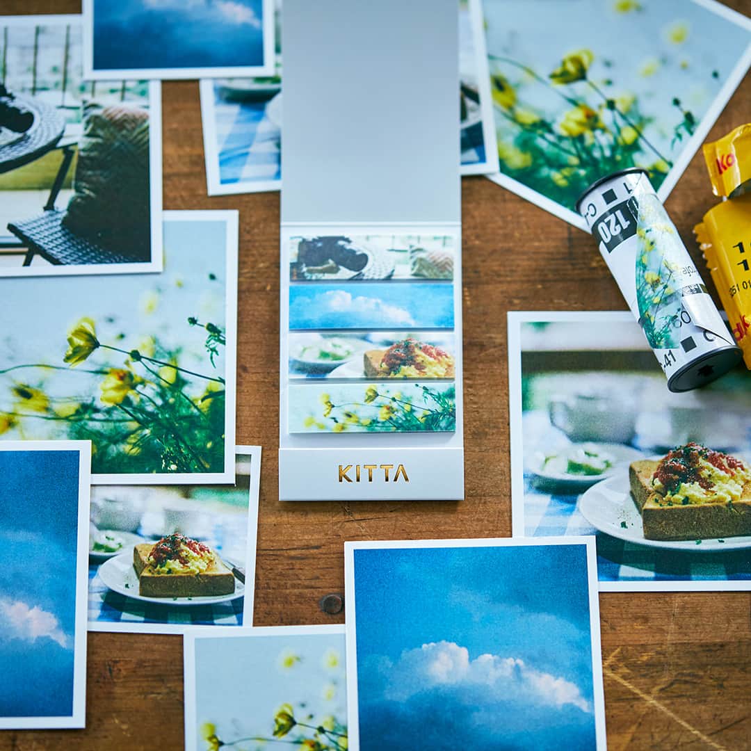 HITOTOKIさんのインスタグラム写真 - (HITOTOKIInstagram)「＼本日発売／  12種類の新作 #KITTA は、いよいよ本日発売です！  新柄に加え、ピリッと切れる「ミシン目入りタイプ」や クリアシリーズの「箔タイプ」などが登場しました。  ●新柄 上品に輝くシルバー箔タイプを含め、6種類が仲間入り。 写真8枚目のように、4柄のテープをつなげて貼れば 1枚のラベル風デコも楽しめますよ。  ●ミシン目入りタイプ 切り離して小さなシールのようにも お使いいただける楽しい仕様。 テープがなめらかに切れるよう、 ミシン目の大きさや間隔を何度も調整しました。  ●クリア箔タイプ テープのツヤっとした質感に ゴールド箔を組み合わせた華やかな仕様。 箔部分のさりげない凹凸感もポイントです。  次回は動画でもご紹介しますので、 ぜひそちらもご覧ください♪  #hitotoki #ヒトトキ #ヒトトキ文具  #ヒトトキ公式オンラインストア  #キッタ #マステ #マステ沼 #マステデコ  #新商品 #新作 #新柄 #本日発売  #手帳術 #手帳生活 #手帳 #シール #シール集め  #シール沼 #透明シール  #ラッピングアイデア #日記デコ  #newitem #washitapes #maskingtape  #手帳貼紙 #遮蔽膠帶  #마스킹테이프 #스꾸스타그램」6月14日 12時00分 - hitotoki_official
