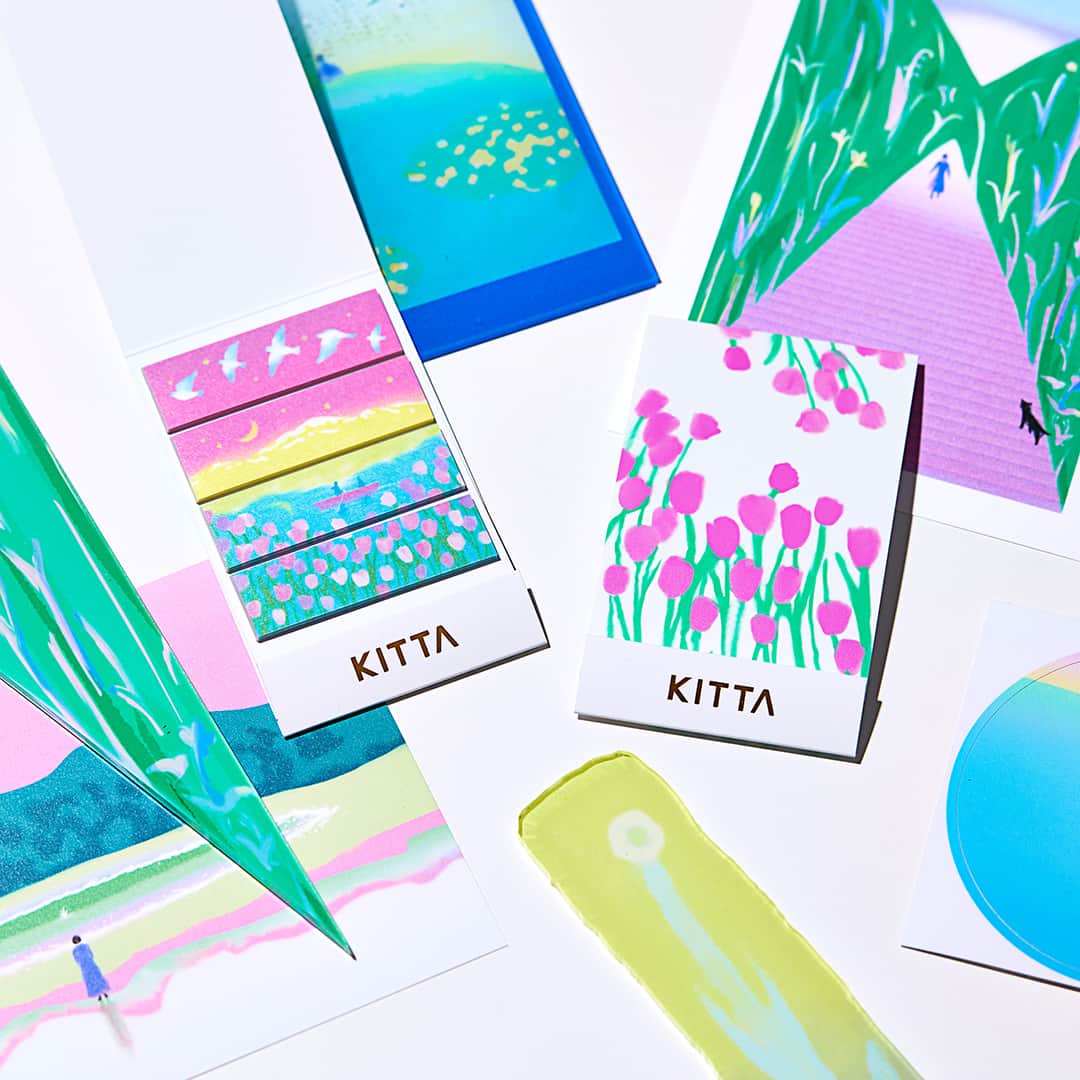 HITOTOKIさんのインスタグラム写真 - (HITOTOKIInstagram)「＼本日発売／  12種類の新作 #KITTA は、いよいよ本日発売です！  新柄に加え、ピリッと切れる「ミシン目入りタイプ」や クリアシリーズの「箔タイプ」などが登場しました。  ●新柄 上品に輝くシルバー箔タイプを含め、6種類が仲間入り。 写真8枚目のように、4柄のテープをつなげて貼れば 1枚のラベル風デコも楽しめますよ。  ●ミシン目入りタイプ 切り離して小さなシールのようにも お使いいただける楽しい仕様。 テープがなめらかに切れるよう、 ミシン目の大きさや間隔を何度も調整しました。  ●クリア箔タイプ テープのツヤっとした質感に ゴールド箔を組み合わせた華やかな仕様。 箔部分のさりげない凹凸感もポイントです。  次回は動画でもご紹介しますので、 ぜひそちらもご覧ください♪  #hitotoki #ヒトトキ #ヒトトキ文具  #ヒトトキ公式オンラインストア  #キッタ #マステ #マステ沼 #マステデコ  #新商品 #新作 #新柄 #本日発売  #手帳術 #手帳生活 #手帳 #シール #シール集め  #シール沼 #透明シール  #ラッピングアイデア #日記デコ  #newitem #washitapes #maskingtape  #手帳貼紙 #遮蔽膠帶  #마스킹테이프 #스꾸스타그램」6月14日 12時00分 - hitotoki_official