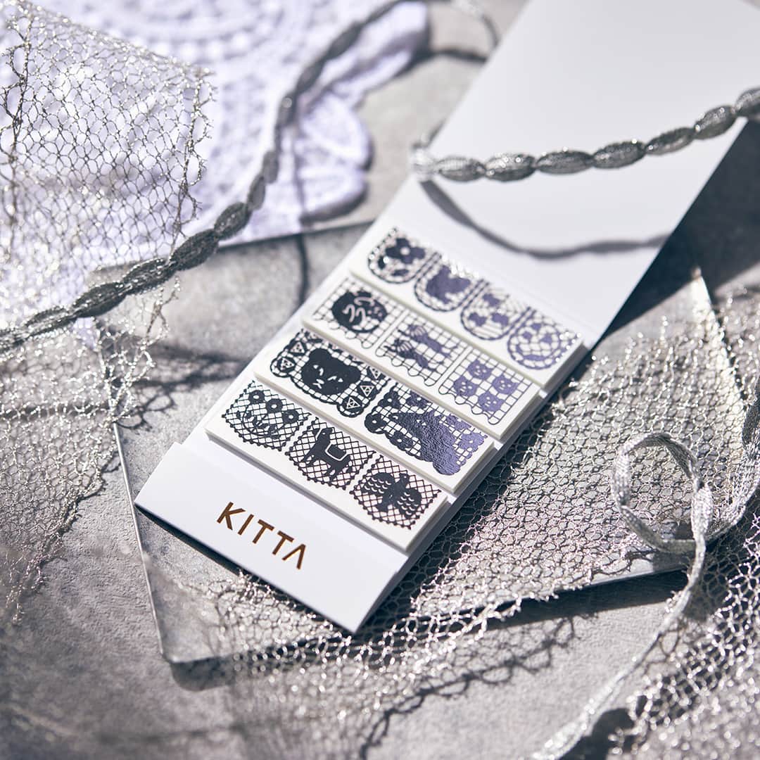 HITOTOKIさんのインスタグラム写真 - (HITOTOKIInstagram)「＼本日発売／  12種類の新作 #KITTA は、いよいよ本日発売です！  新柄に加え、ピリッと切れる「ミシン目入りタイプ」や クリアシリーズの「箔タイプ」などが登場しました。  ●新柄 上品に輝くシルバー箔タイプを含め、6種類が仲間入り。 写真8枚目のように、4柄のテープをつなげて貼れば 1枚のラベル風デコも楽しめますよ。  ●ミシン目入りタイプ 切り離して小さなシールのようにも お使いいただける楽しい仕様。 テープがなめらかに切れるよう、 ミシン目の大きさや間隔を何度も調整しました。  ●クリア箔タイプ テープのツヤっとした質感に ゴールド箔を組み合わせた華やかな仕様。 箔部分のさりげない凹凸感もポイントです。  次回は動画でもご紹介しますので、 ぜひそちらもご覧ください♪  #hitotoki #ヒトトキ #ヒトトキ文具  #ヒトトキ公式オンラインストア  #キッタ #マステ #マステ沼 #マステデコ  #新商品 #新作 #新柄 #本日発売  #手帳術 #手帳生活 #手帳 #シール #シール集め  #シール沼 #透明シール  #ラッピングアイデア #日記デコ  #newitem #washitapes #maskingtape  #手帳貼紙 #遮蔽膠帶  #마스킹테이프 #스꾸스타그램」6月14日 12時00分 - hitotoki_official