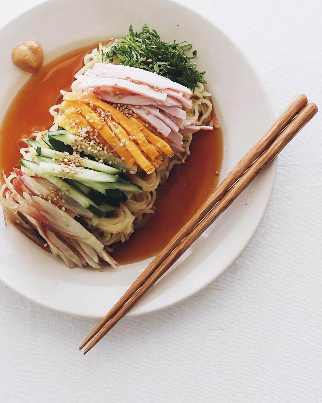 樋口正樹さんのインスタグラム写真 - (樋口正樹Instagram)「hiyashi chuka . お昼にひとり冷やし中華。 タレは酸っぱめの甘酢で、 具材は大葉、ロースハム、 錦糸卵、きゅうり、茗荷。 . ここ数年ずっと盛り付け こんな感じに麺も具材も 平行的にお行儀を整えて ますが、食べるとなると よーくまぜまぜしてます。 それはもう見た目が酷く 美味しくても載せれない😅 . . #冷やし中華 #ひとりごはん #hiyashichuka #coldchinesenoodles」6月14日 12時05分 - higuccini
